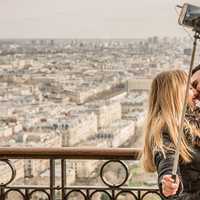 couple-kissing-while-holding-a-selfie