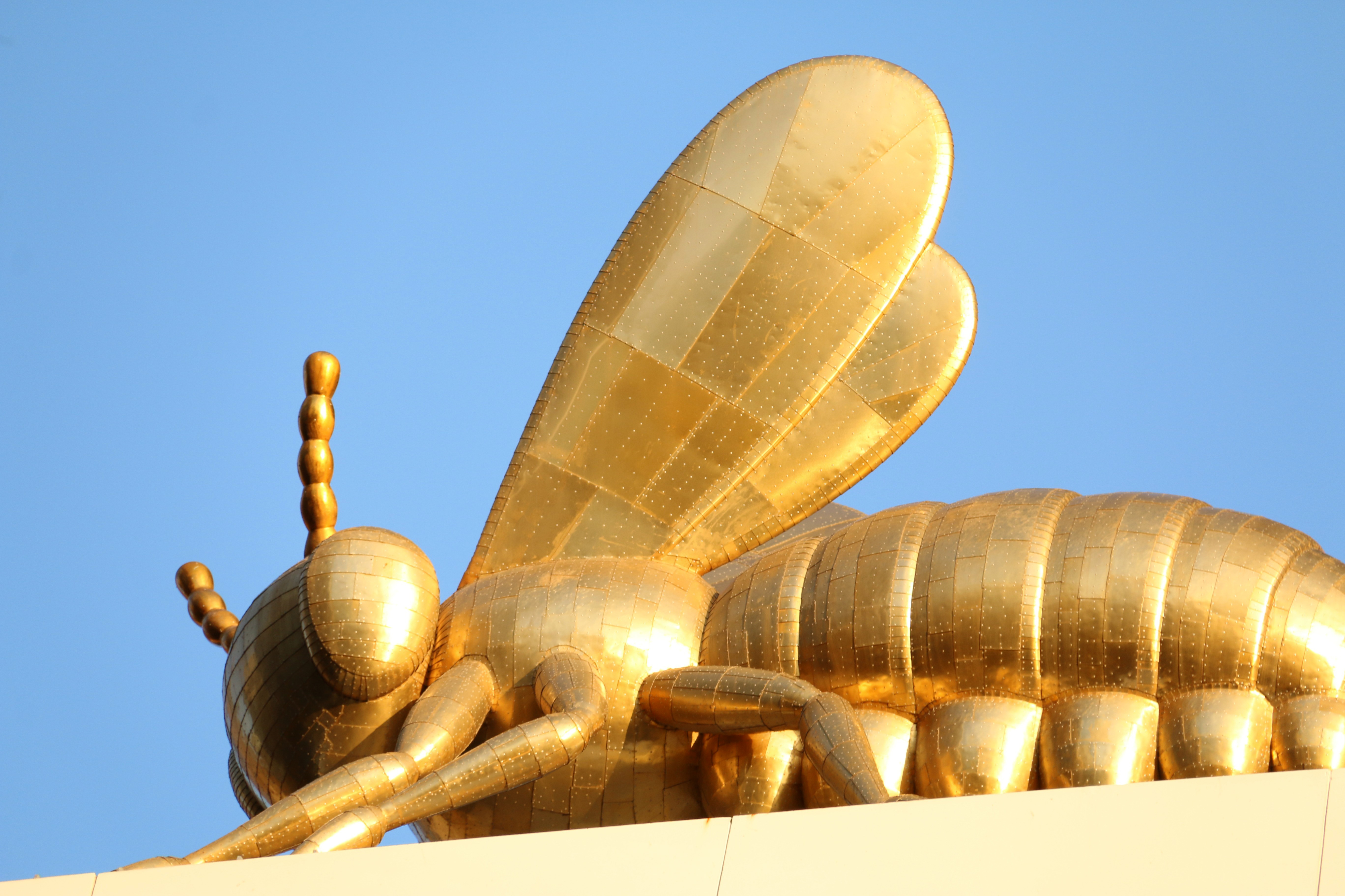Золотая пчела 2024. Скульптура пчелы. Золотая пчела. Пчела золото. Статуя пчелы.