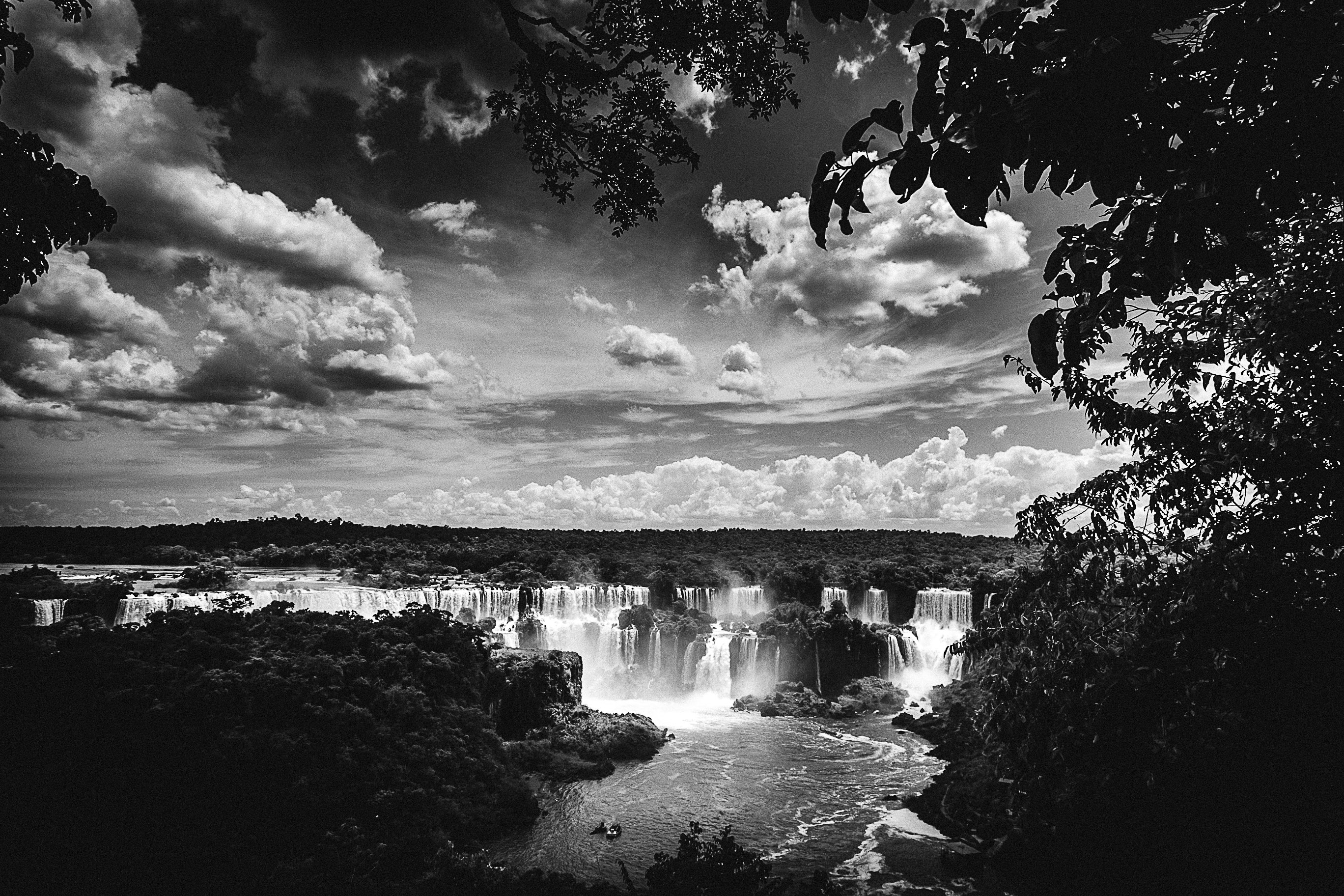 https://www.goodfreephotos.com/albums/brazil/other/black-and-white-view-of-iguaze-falls-brazil.jpg