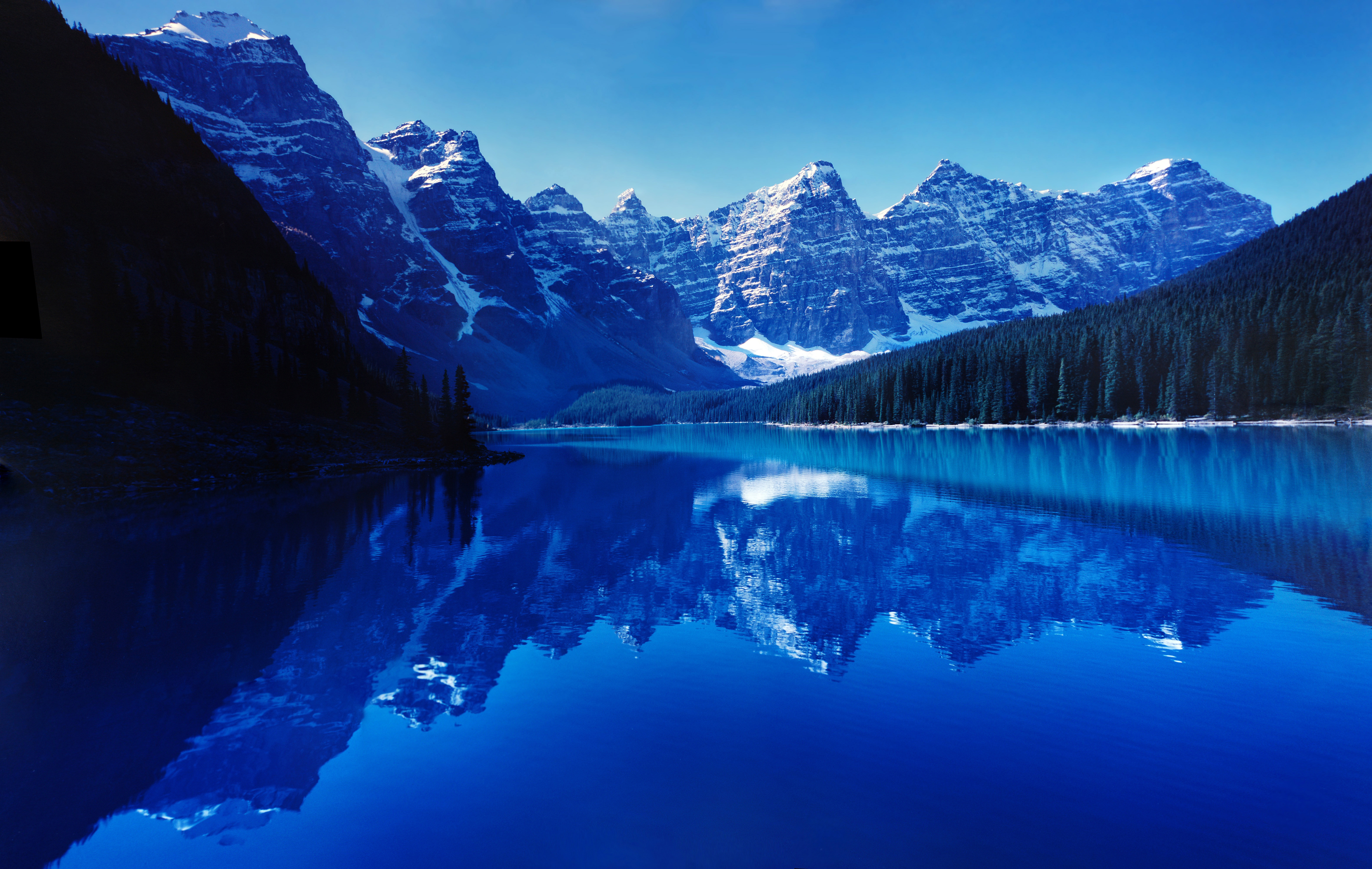 Горы и голубая вода. Ледниковое озеро Морейн. Озеро Морейн в Канаде. Ледниковое озеро в Канаде. Голубое озеро Канада.