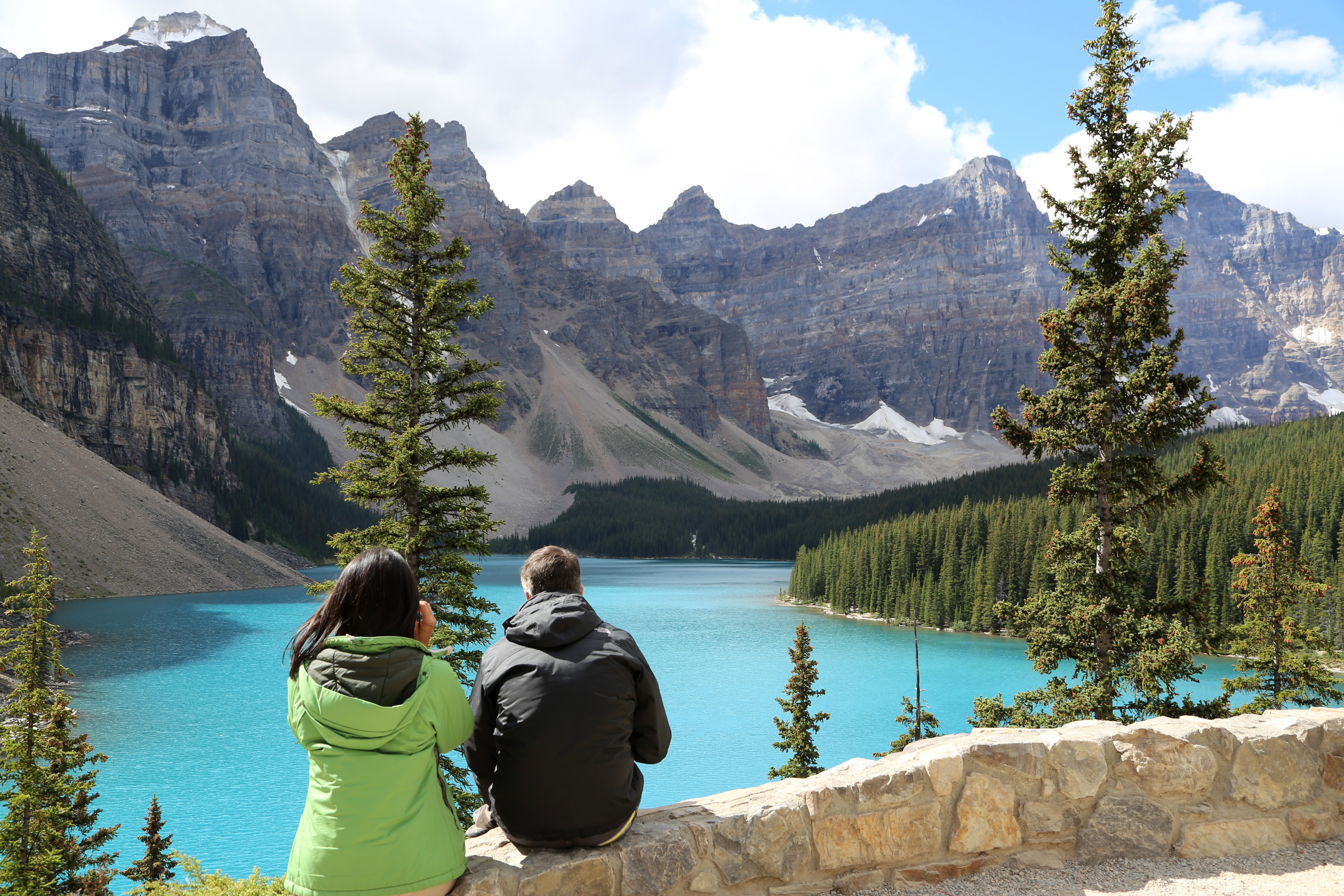 Туристы отдыхают на озере. Озеро Морейн в Канаде летом. Озеро Морейн летом. Банф Канада летом. Озеро Морейн Канада люди.