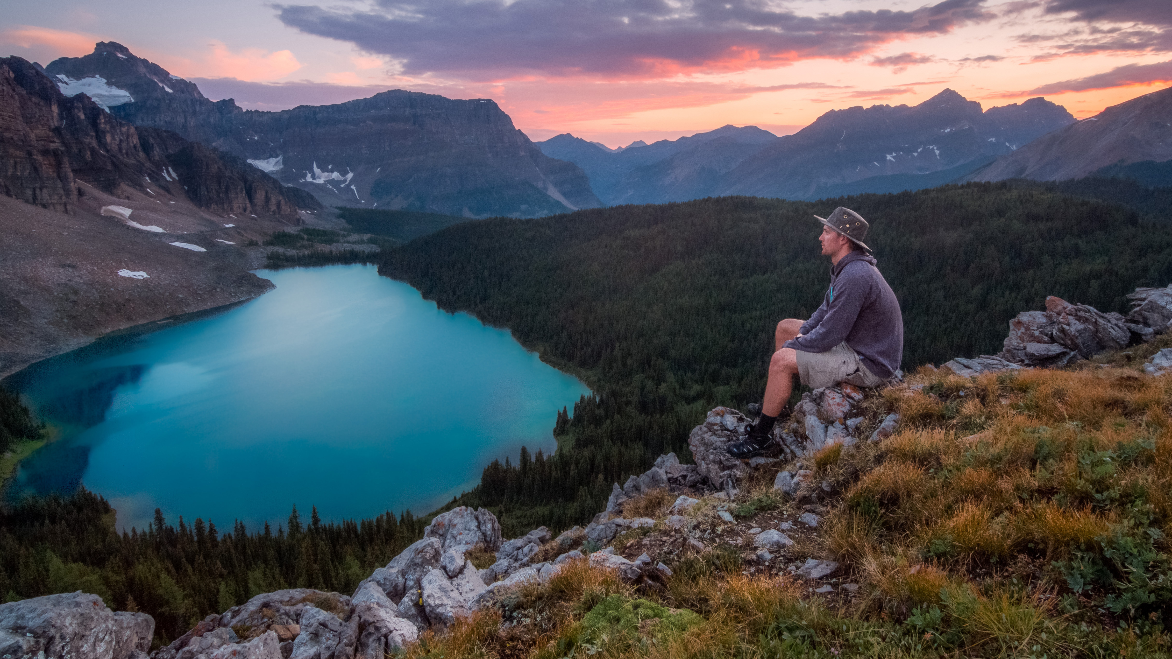 https://www.goodfreephotos.com/albums/canada/alberta/banff-national-park/man-sitting-and-overlooking-the-beautiful-lake-landscape-at-banff-national-park-alberta-canada.jpg