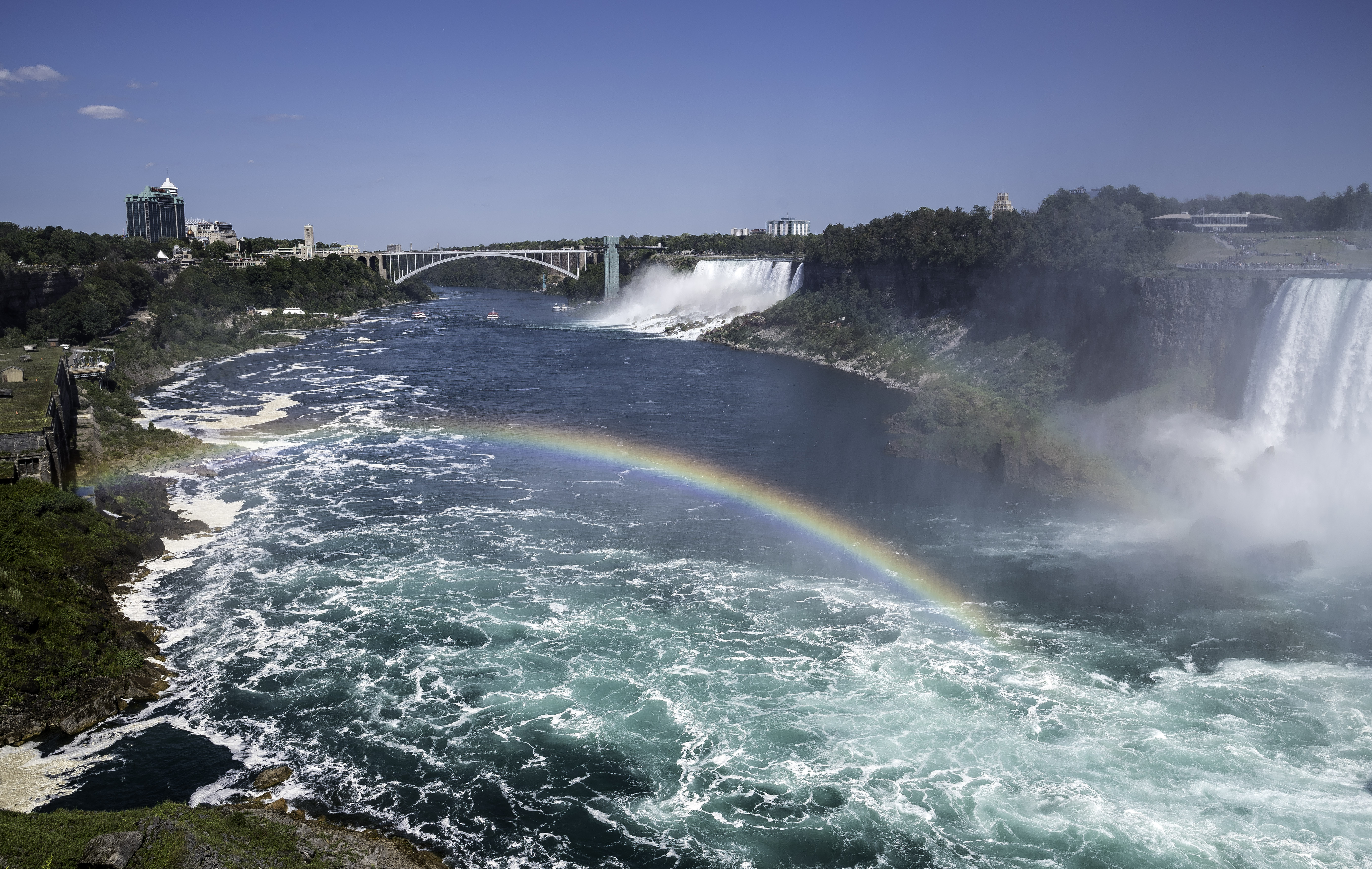 Между какими озерами ниагарский водопад. Ниагарский водопад Канада. Ниагара Фоллс Онтарио. Онтарио Канада Ниагарский водопад. Достопримечательности Канады Ниагарский водопад.