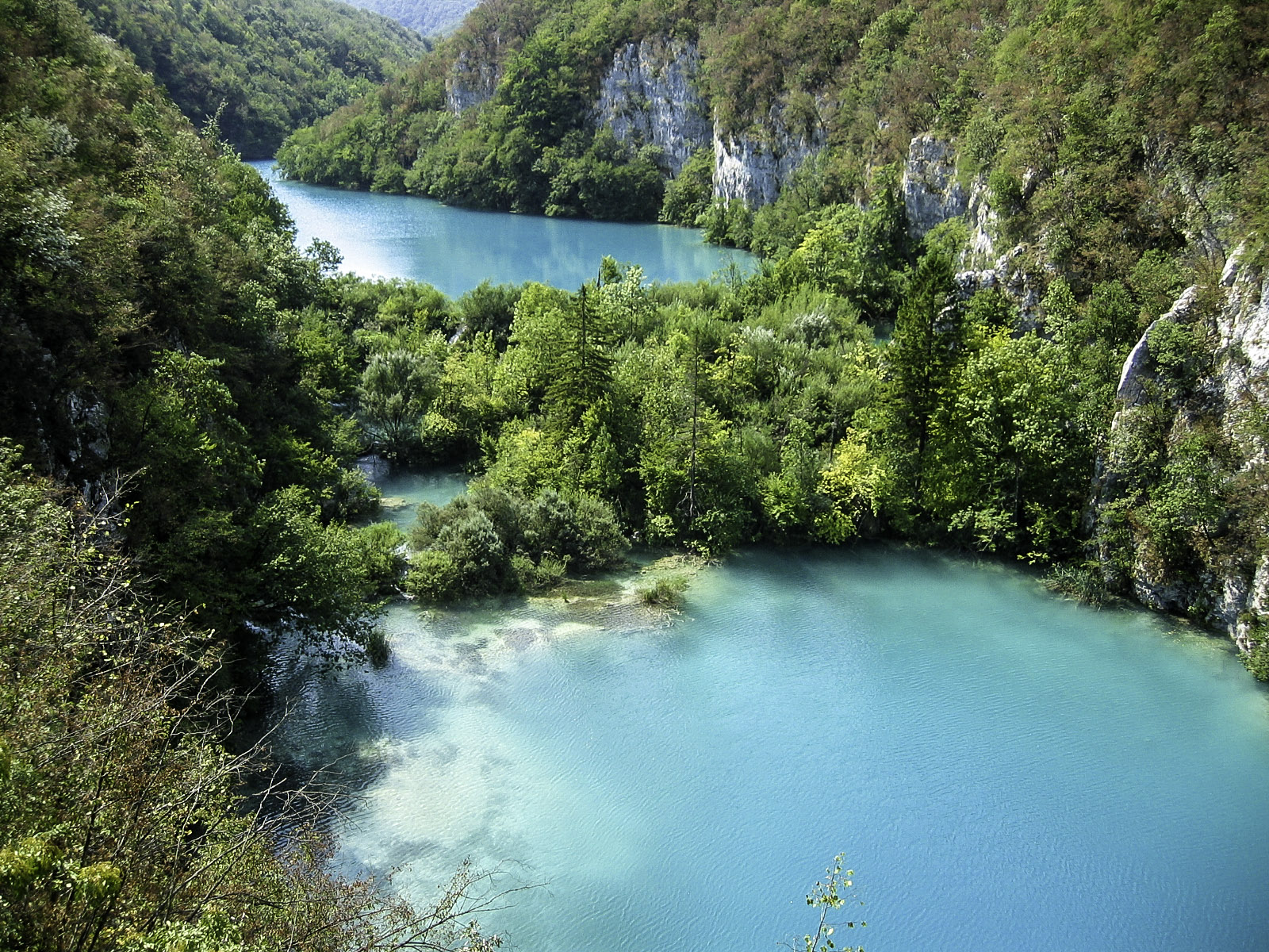 Turquoise-colored lakes at Plitvice Lakes National Park, Croatia ...