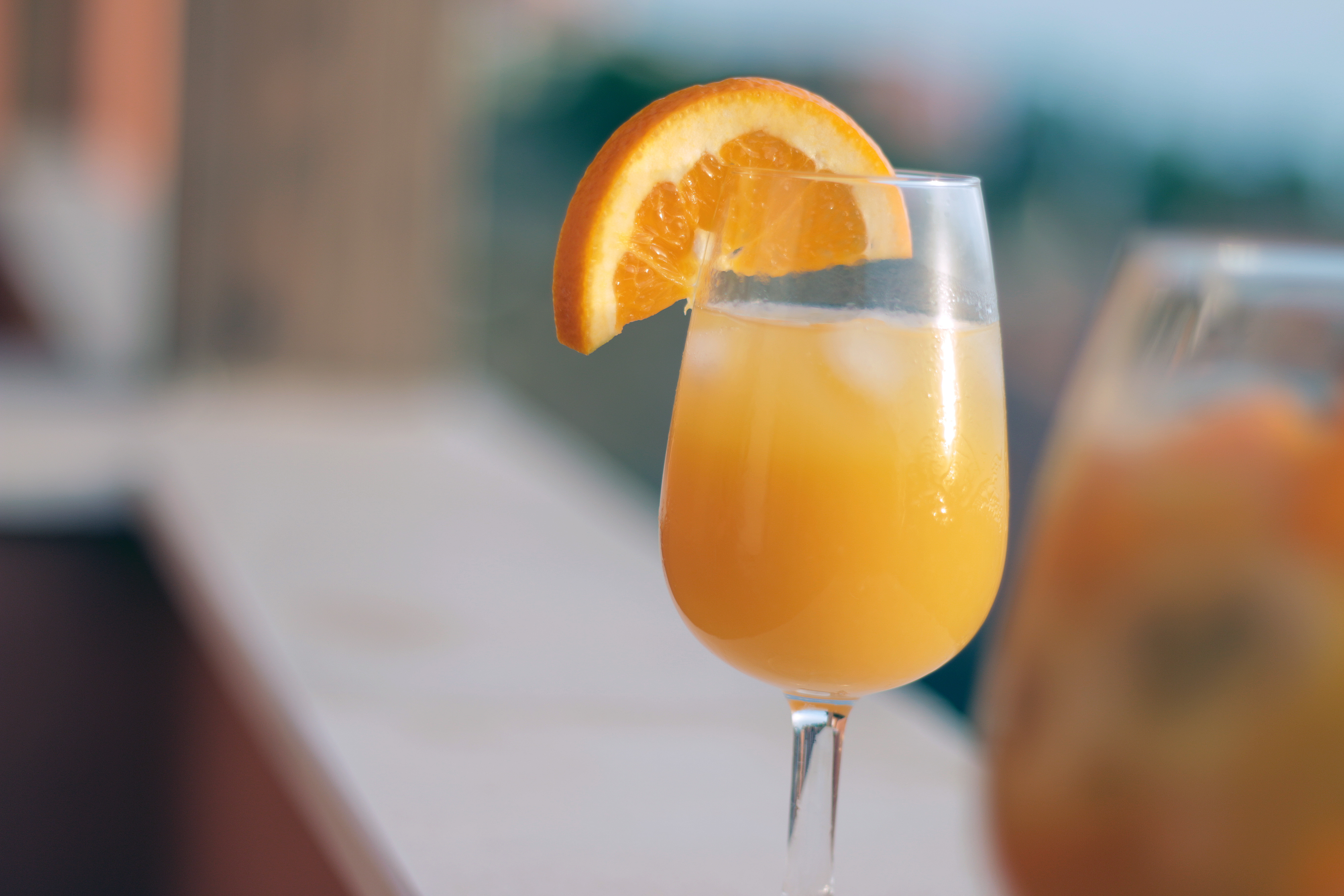 Как приготовить апельсиновый сок. Апероль коктейль. Бьянко апельсин коктейль. Mimosa Cocktail. Апероль шприц коктейль.