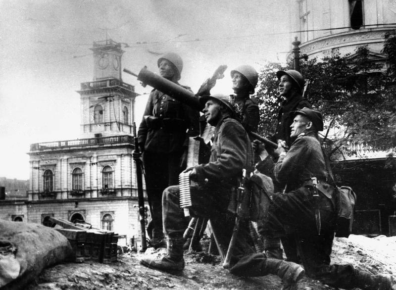 polish-soldiers-with-anti-aircraft-artillery-in-the-invasion-poland-world-war-ii.jpg