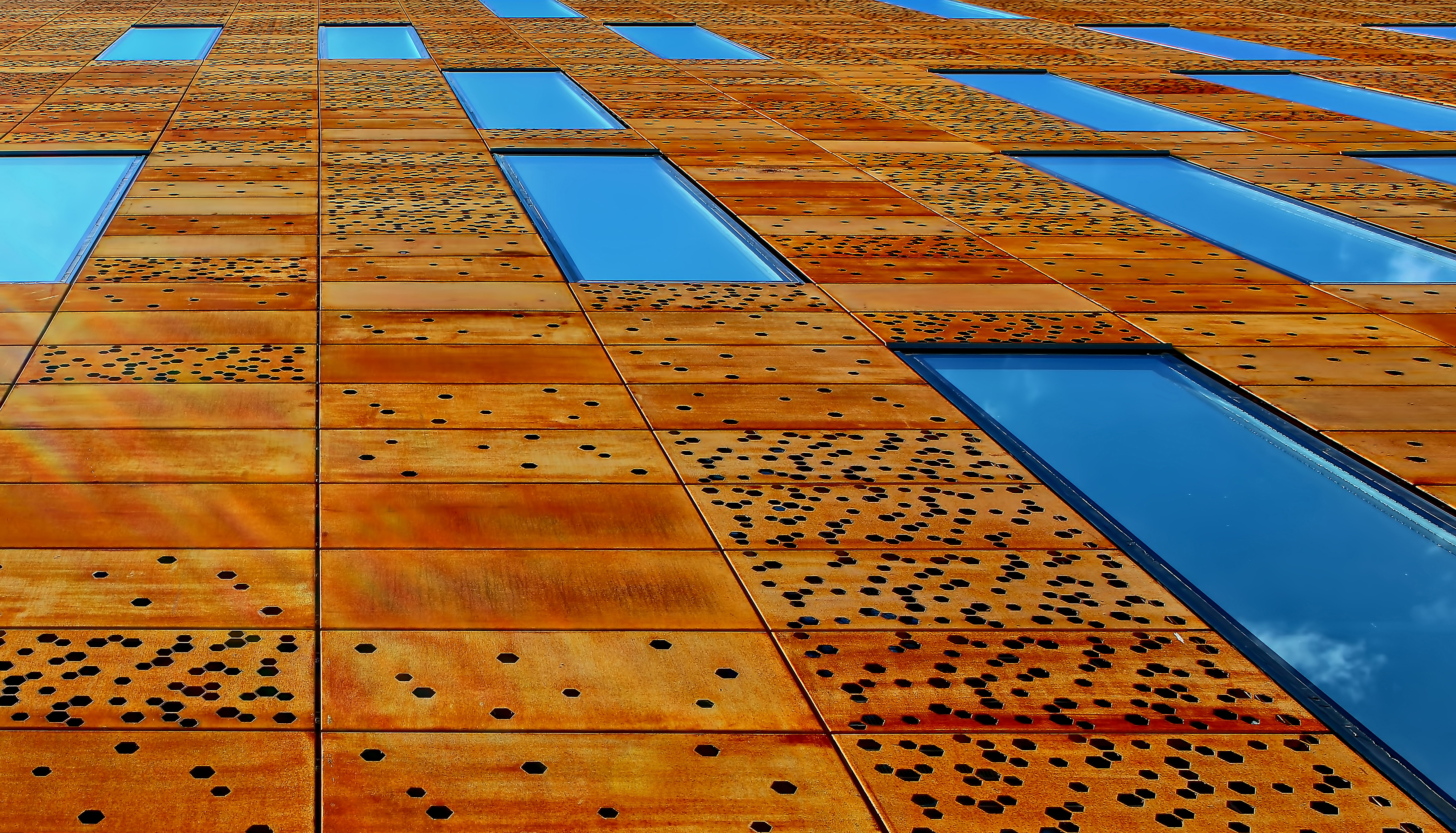 Building side with windows in Como, Italy image - Free stock photo - Public Domain photo - CC0 ...