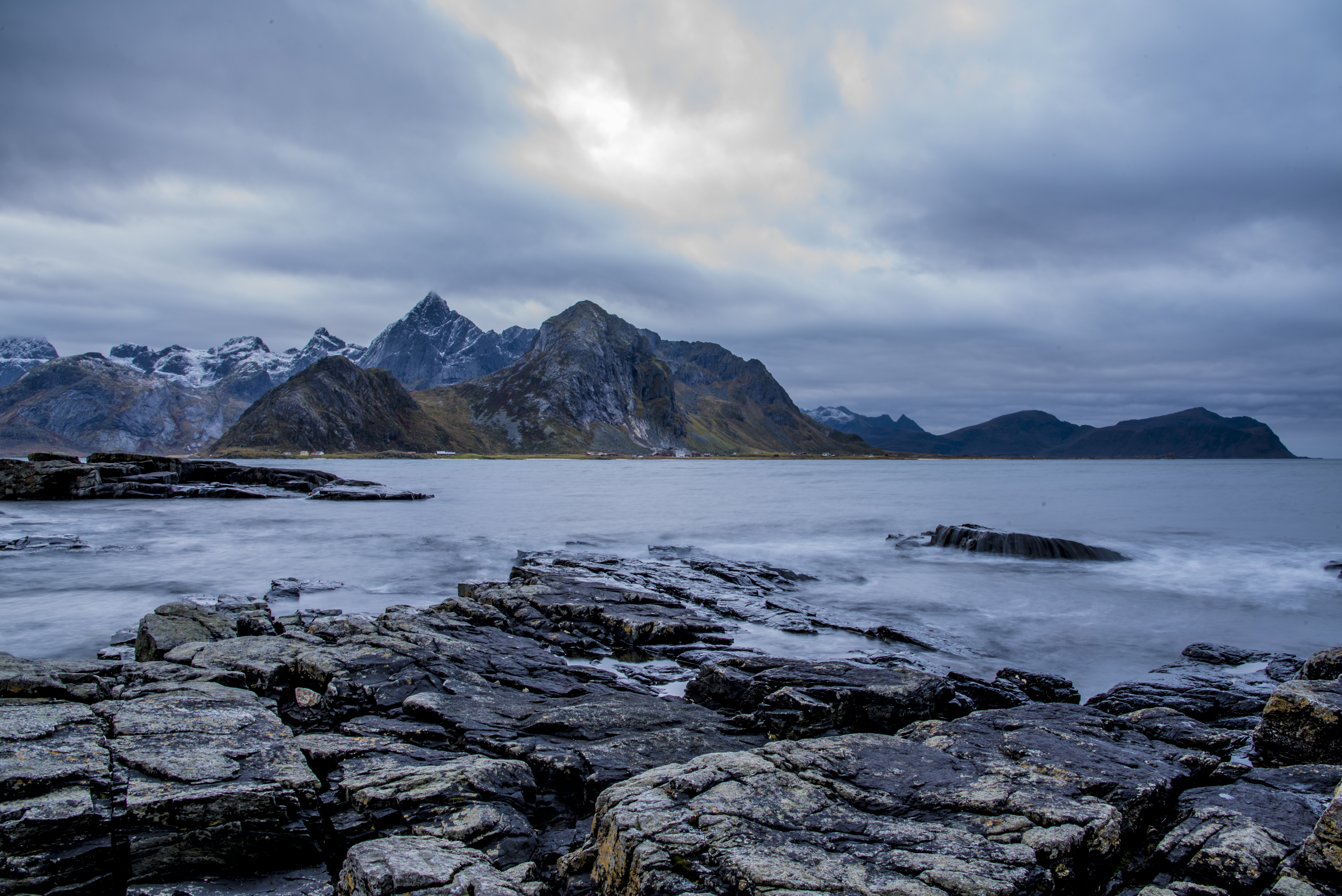 Океаны северной европы. Вест Фьорд залив. Скалистые горы в Норвегии. Скандинавия фьорды. Норвежское море рр4.