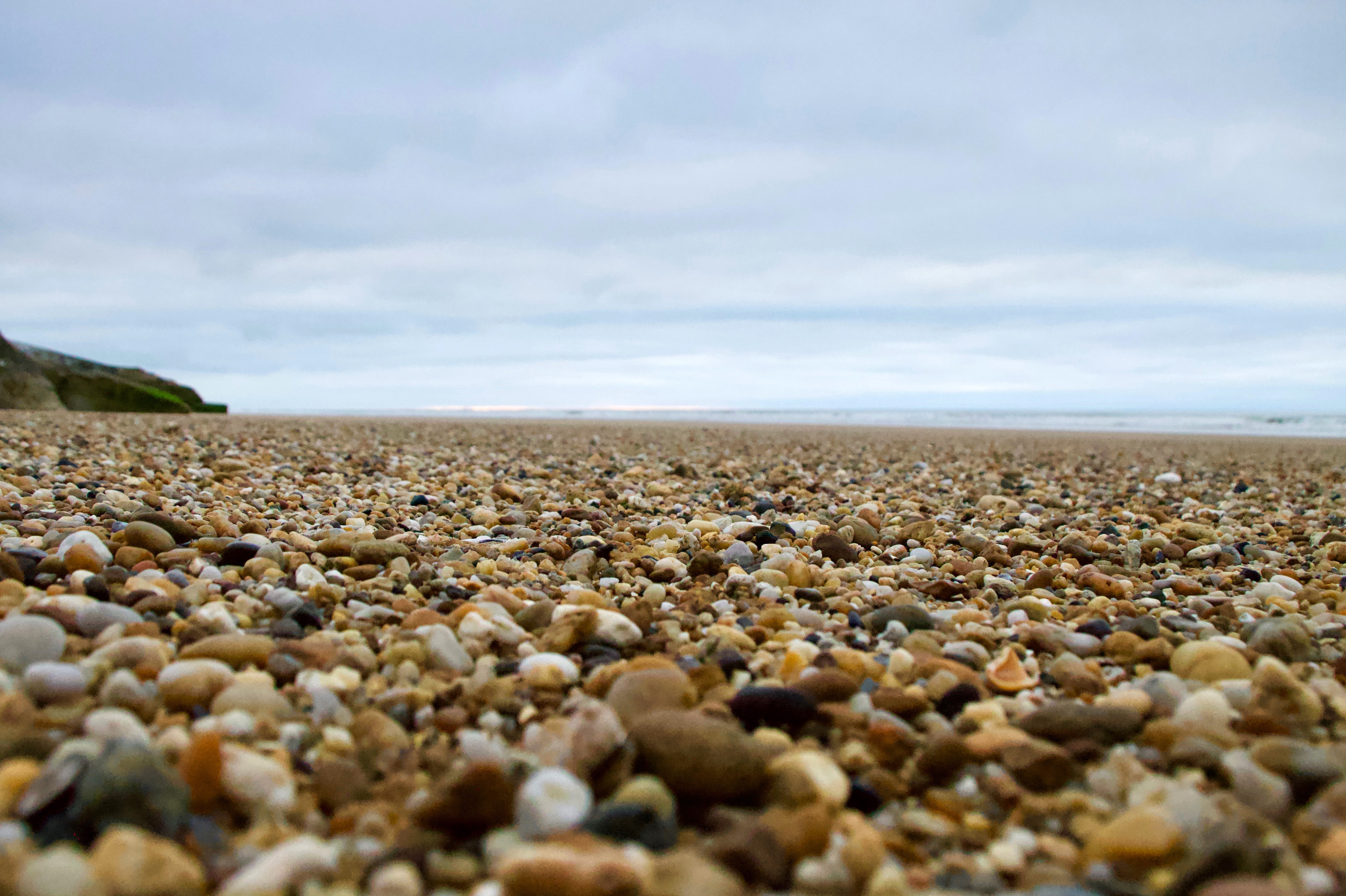 Земля спокойных. Галька или песок горько. Gravel Beach. Фото светлой гальки на пляже. Камни с неба.