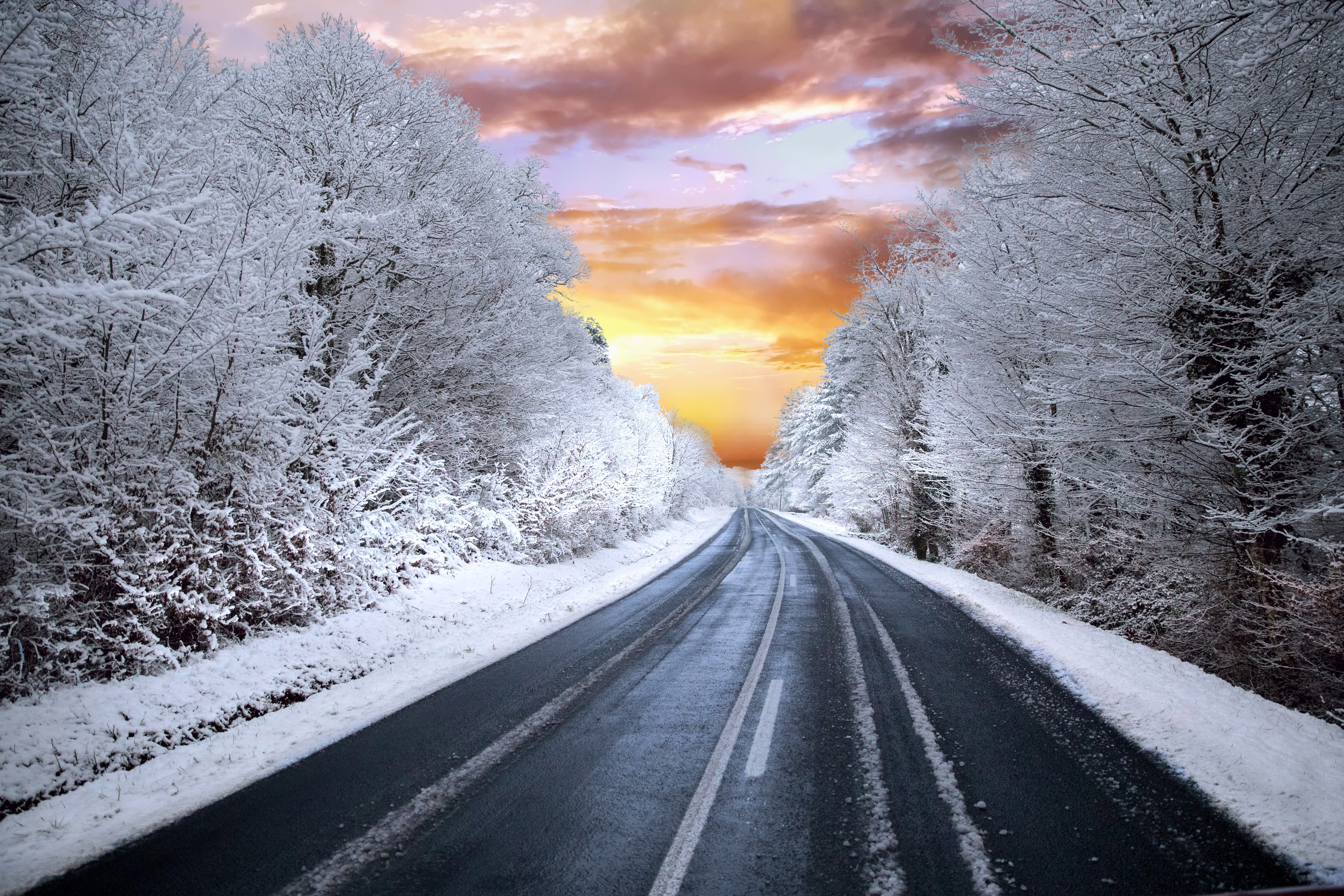 Тема зимней дороги. Зимняя дорога. Трасса зима. Красивая Снежная дорога. Красивая зима.