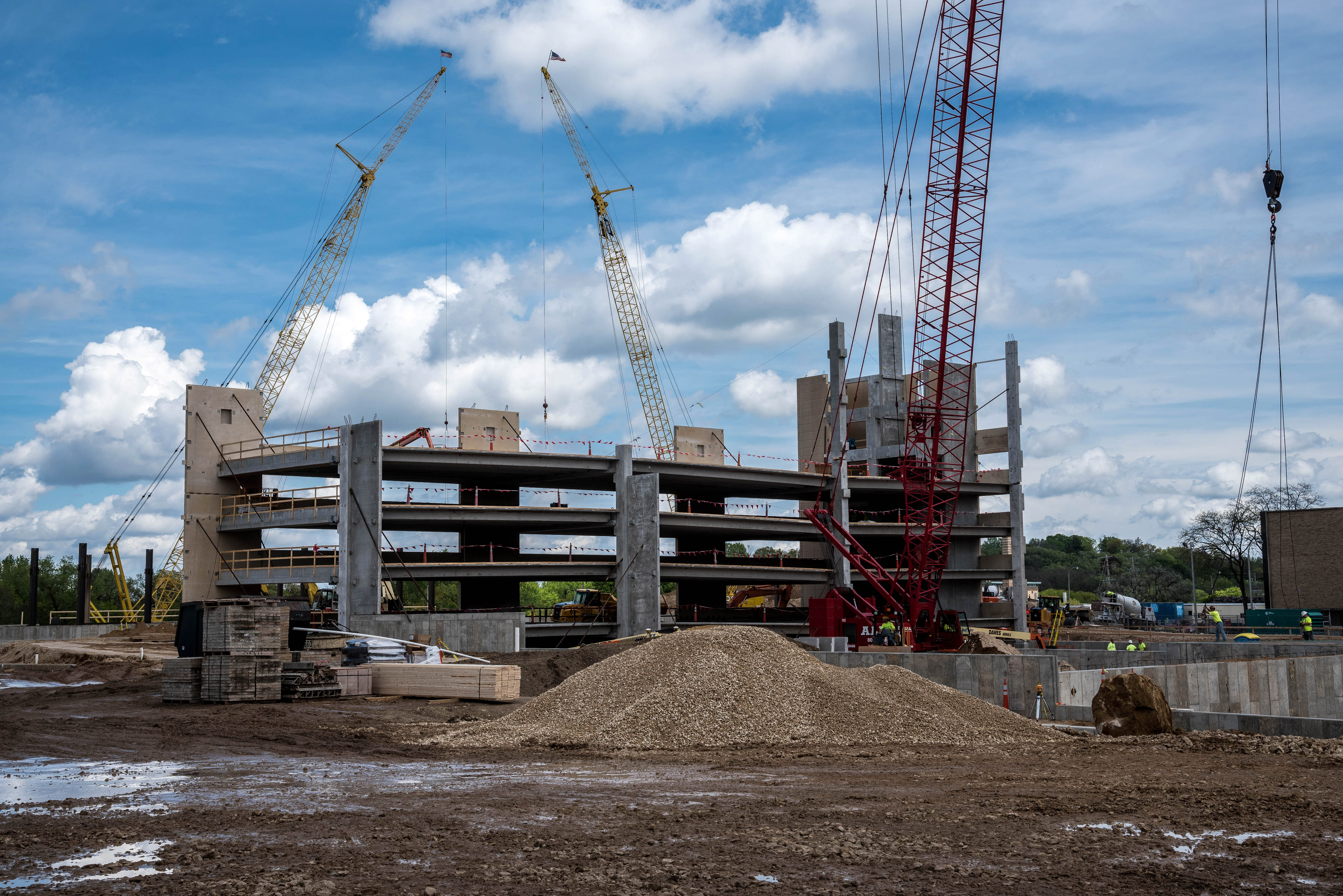 Building Construction with Cranes image - Free stock photo - Public Domain photo - CC0 Images