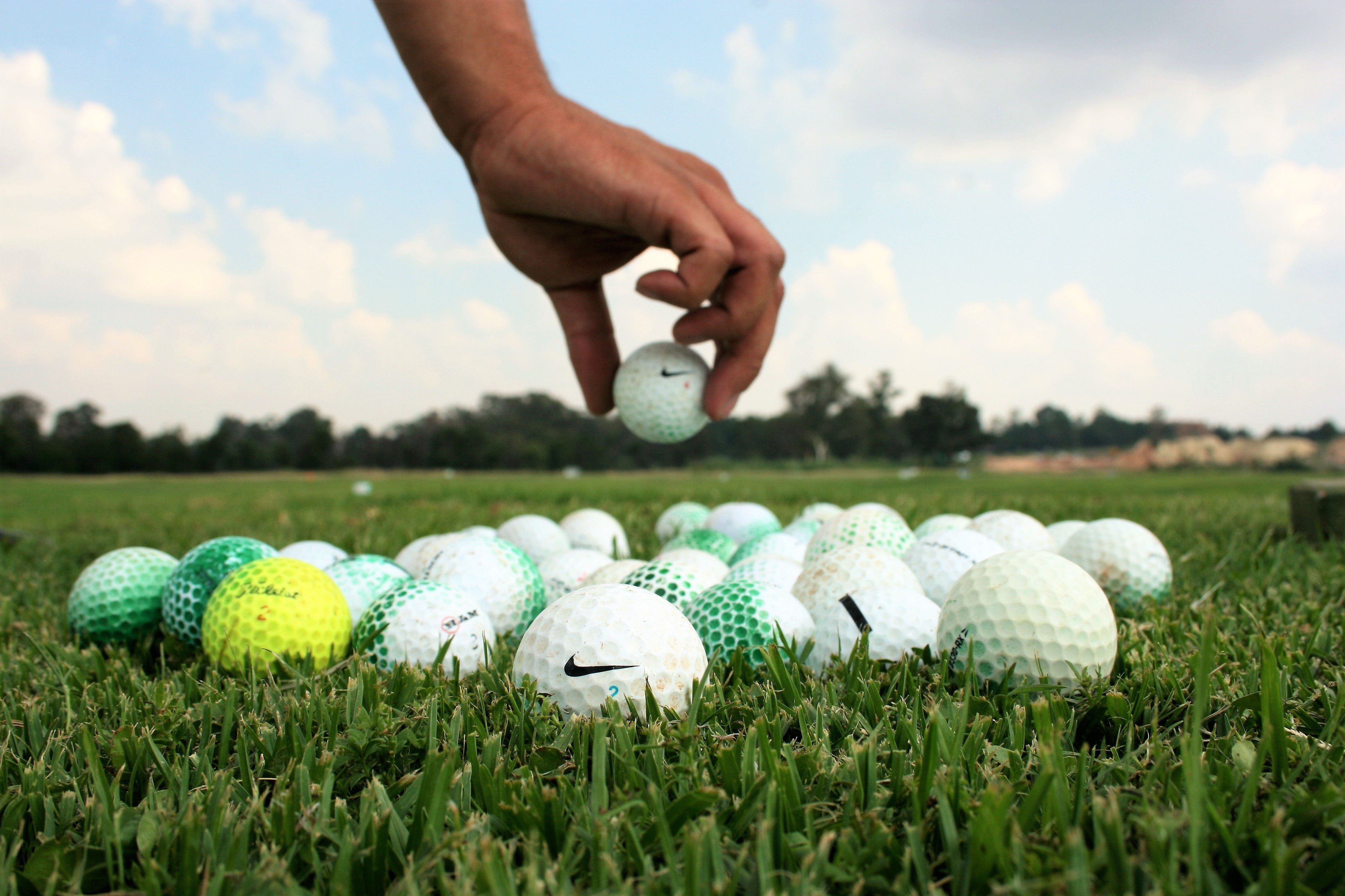 Игра мяч на траве. Гольф мяч на поле. Гольф поле мячик. Мяч на траве. Мяч для гольфа на траве.