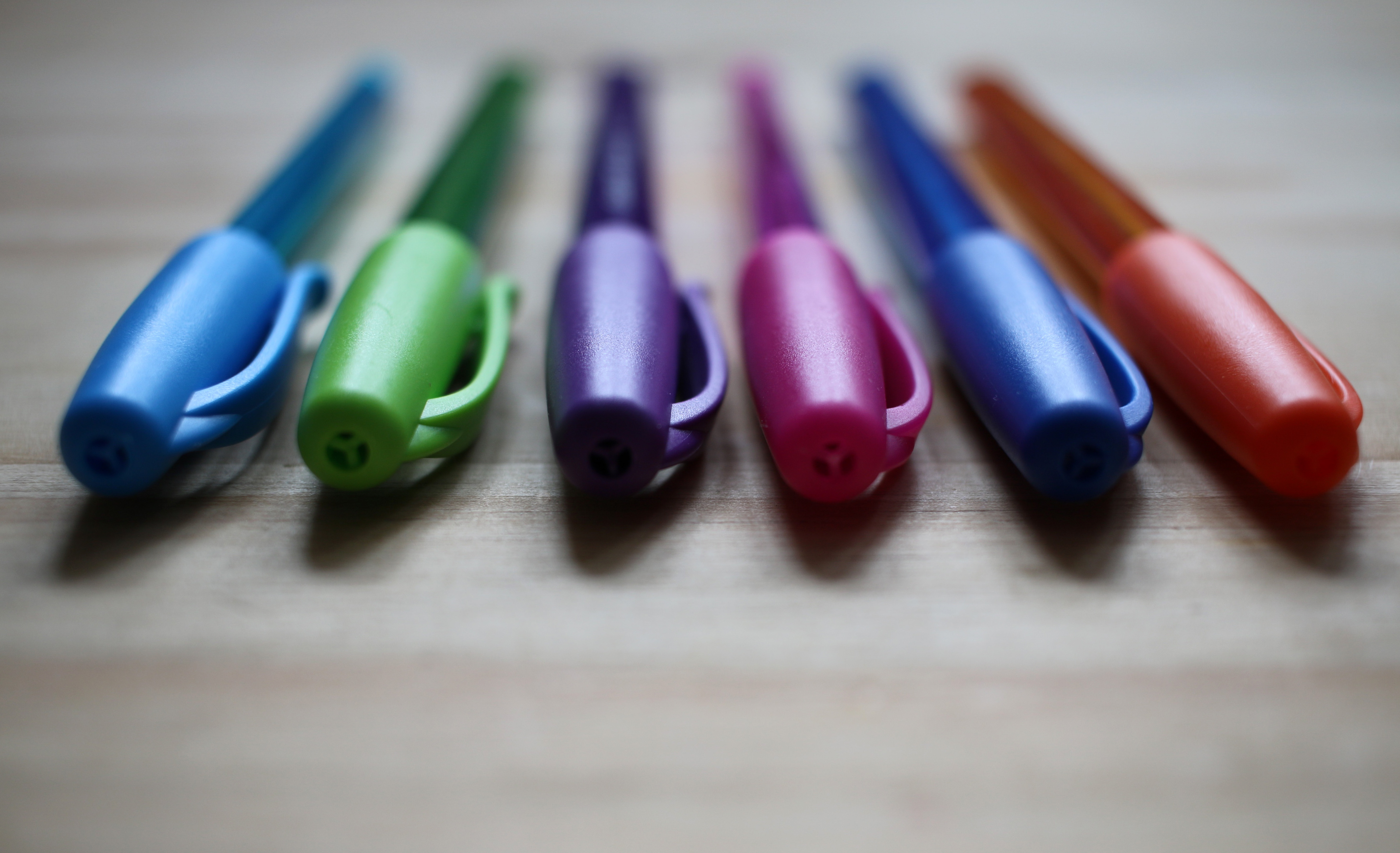 Три синие ручки. Колпачки от ручек. Ручка с колпачком. Красивые разноцветные ручки. Многоцветная ручка.