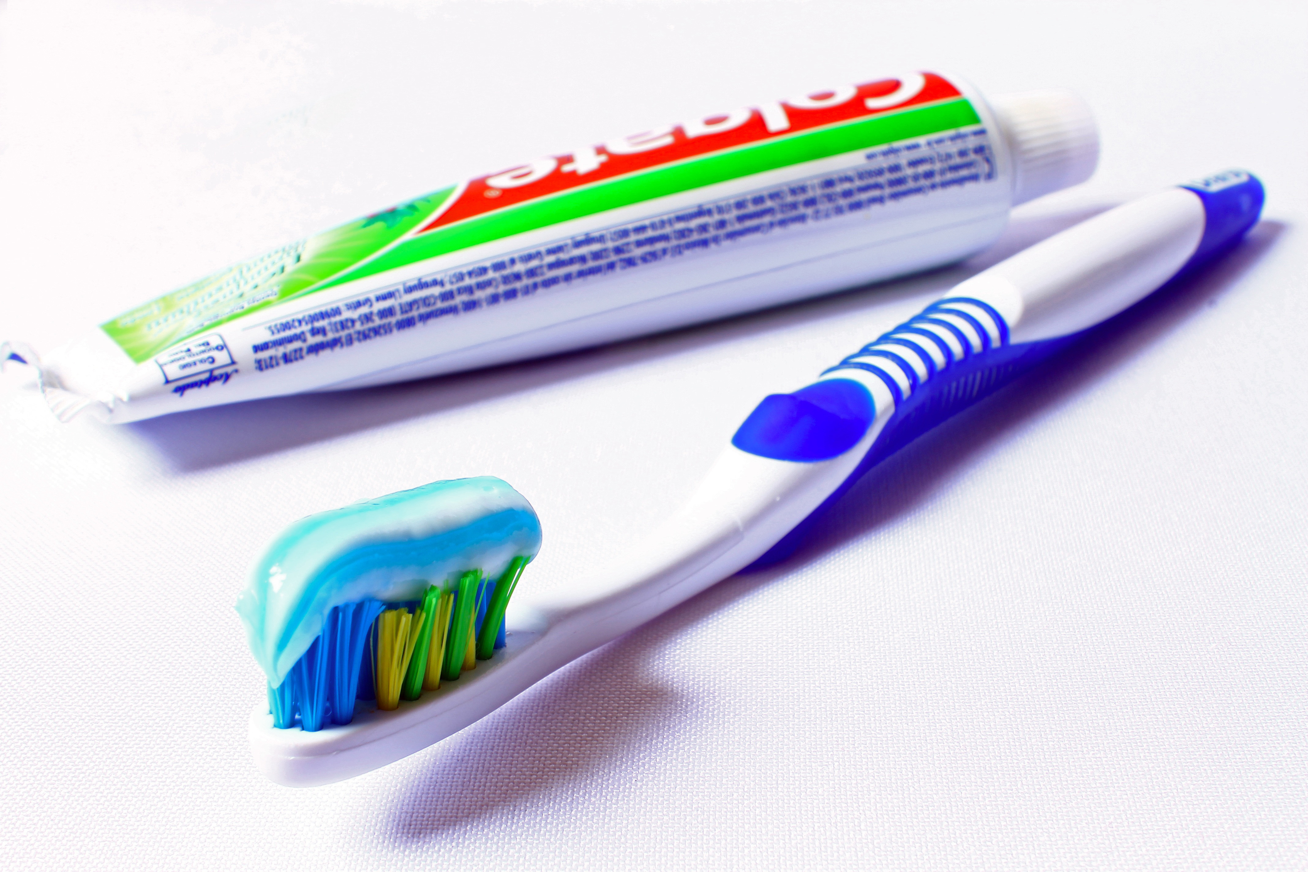 toothpaste and brush зурган илэрцүүд
