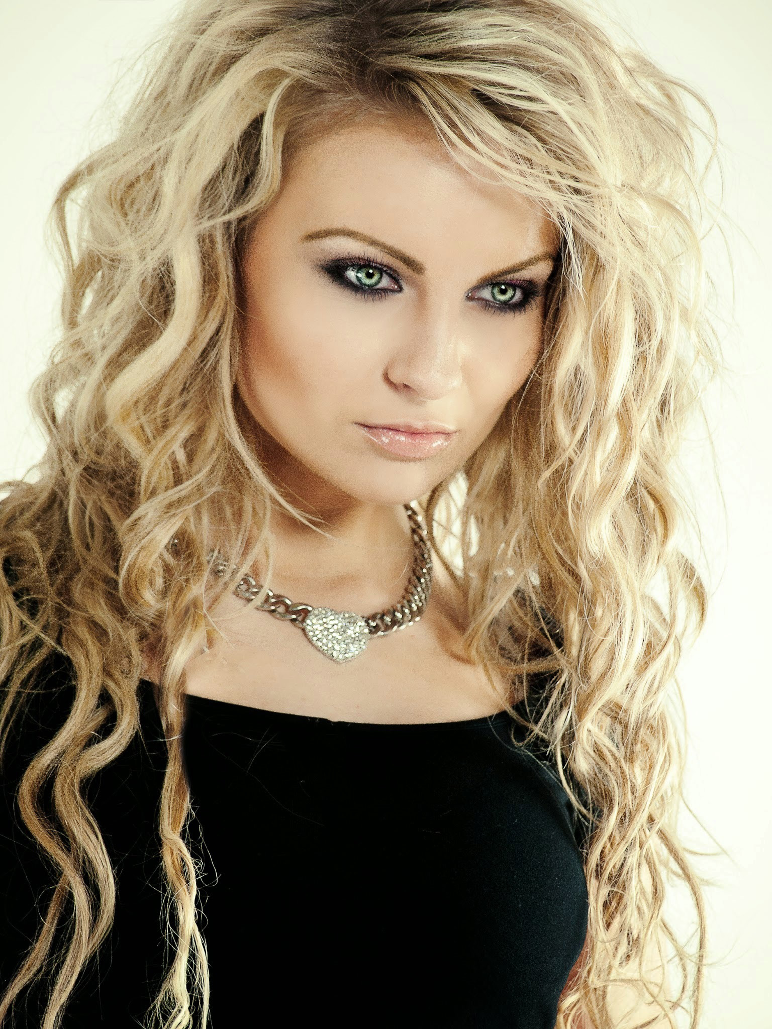 Top 100 image blonde hair green eyes - Thptnganamst.edu.vn