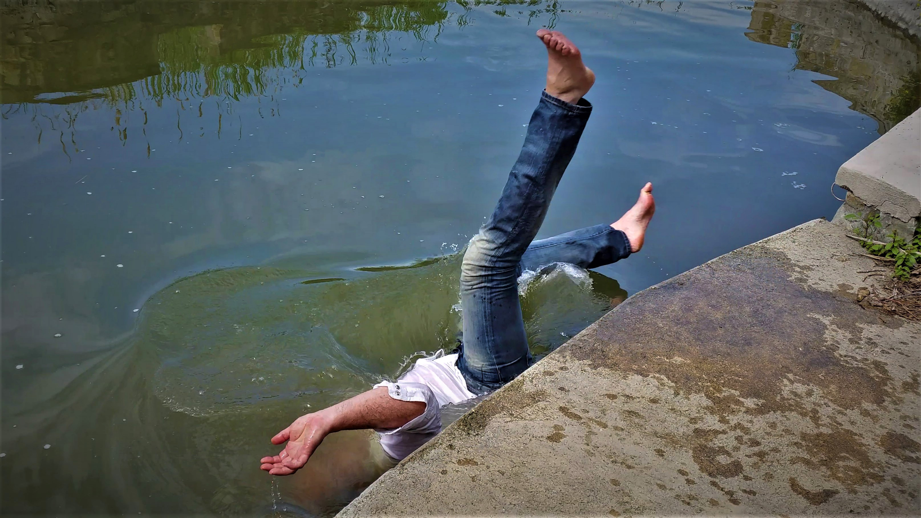 Fall failed. Девушка топится в реке. Человек в костюме в реке.
