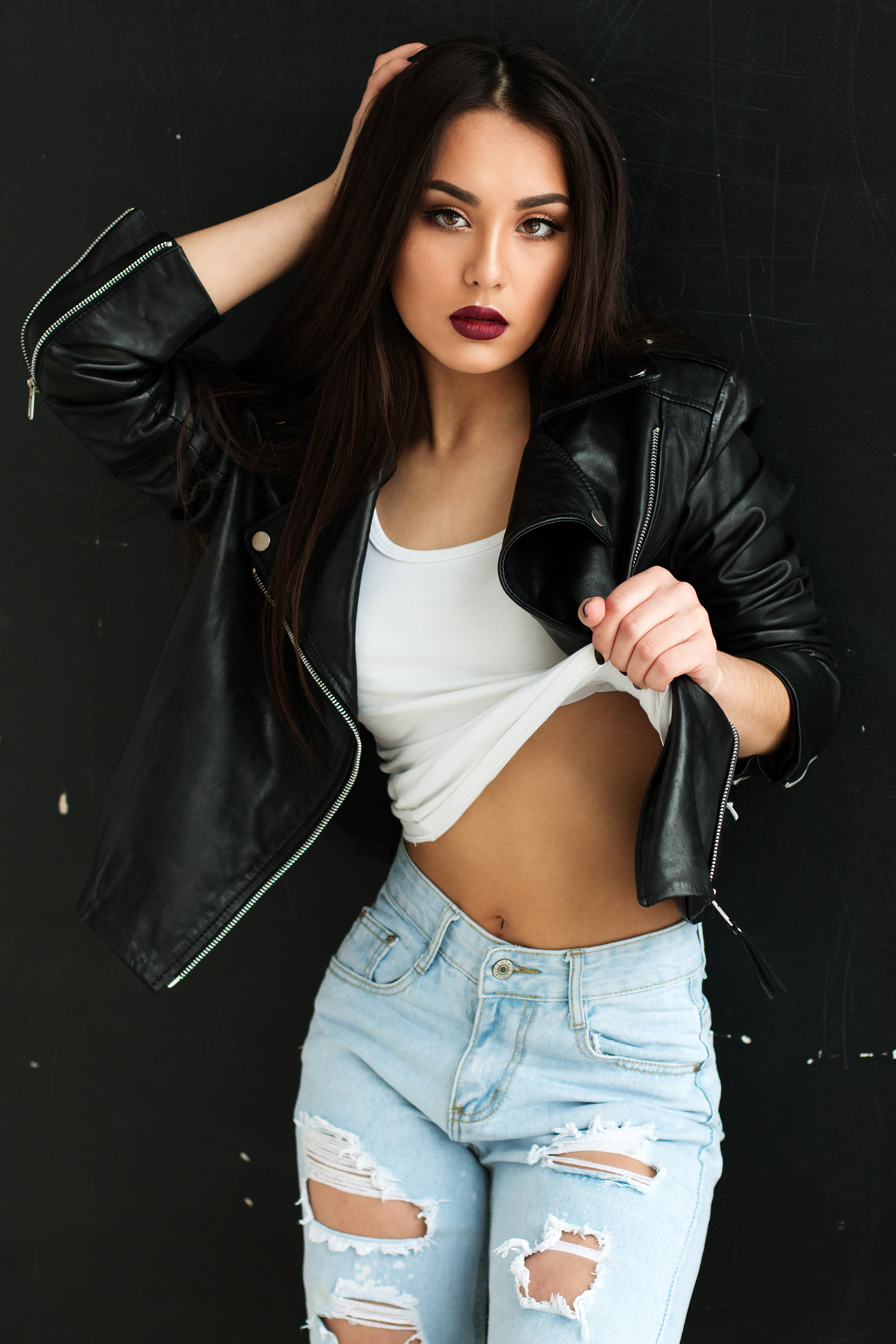 sexy-female-model-in-black-leather-jacket-and-ripped-jeans image - Free stock photo - Public ...