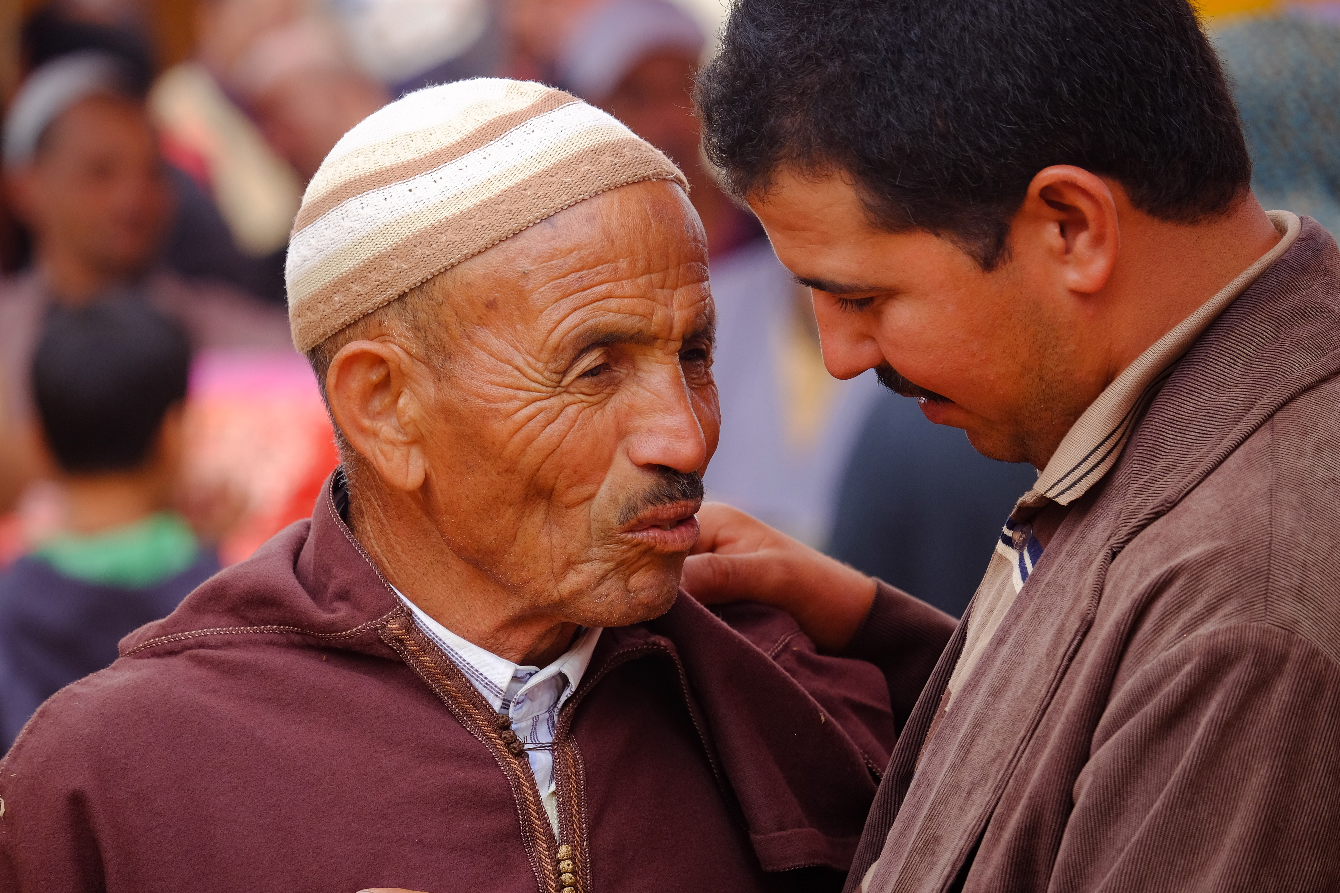 Уважение к старшим. Уважение к старикам. Старик мусульманин. Родители мусульмане. Почитание старших.