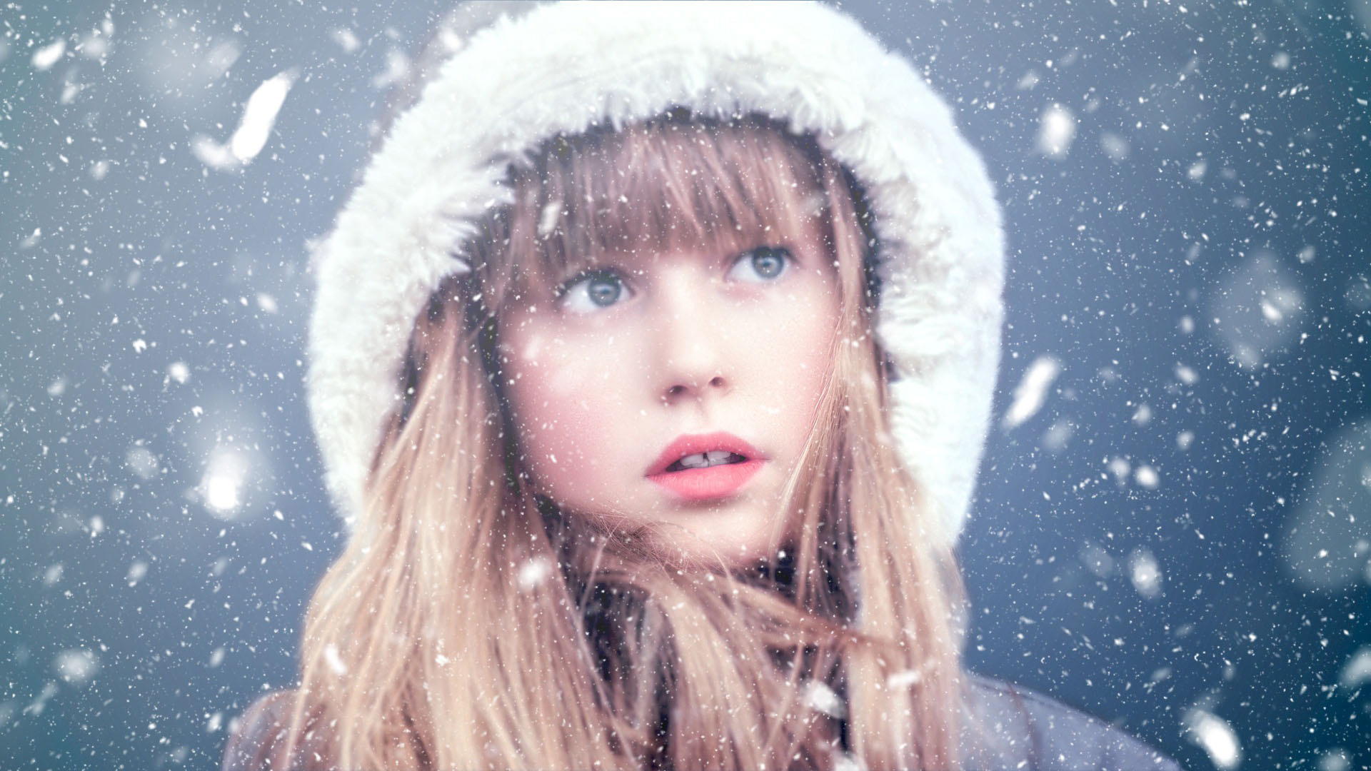 Маленькой девочке холодно. Замерзшая девушка. Девушка зима картинки. Девочка замерзла. Снег и холодно.
