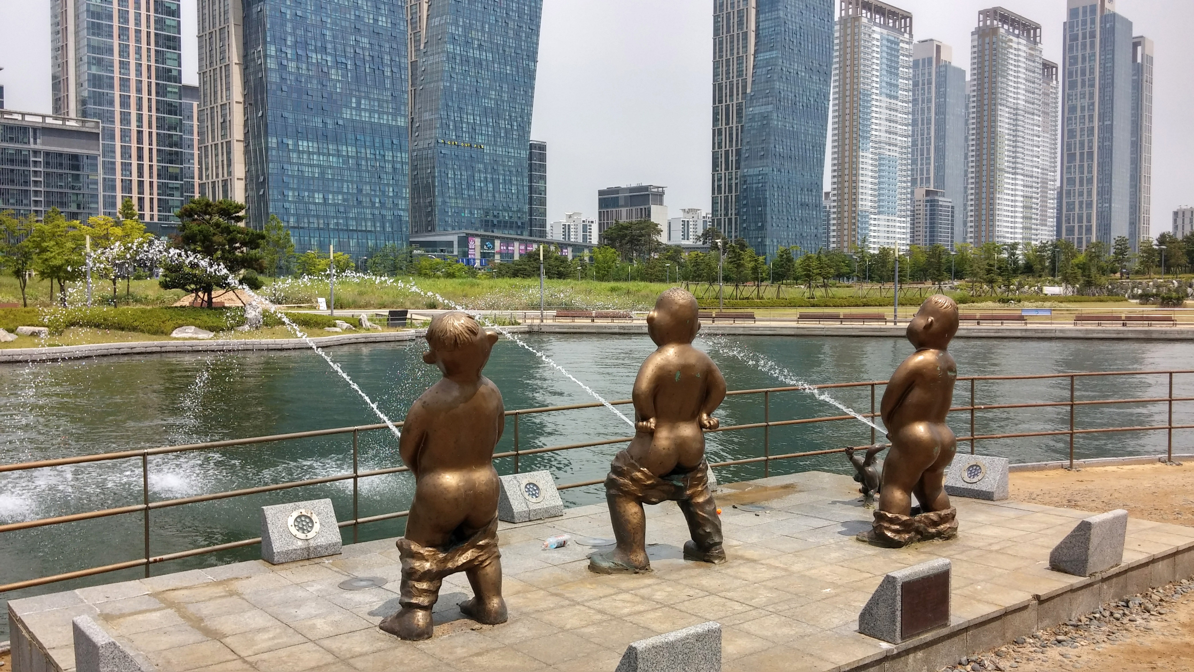 kids-peeing-into-the-river-statue-incheon-south-korea.jpg