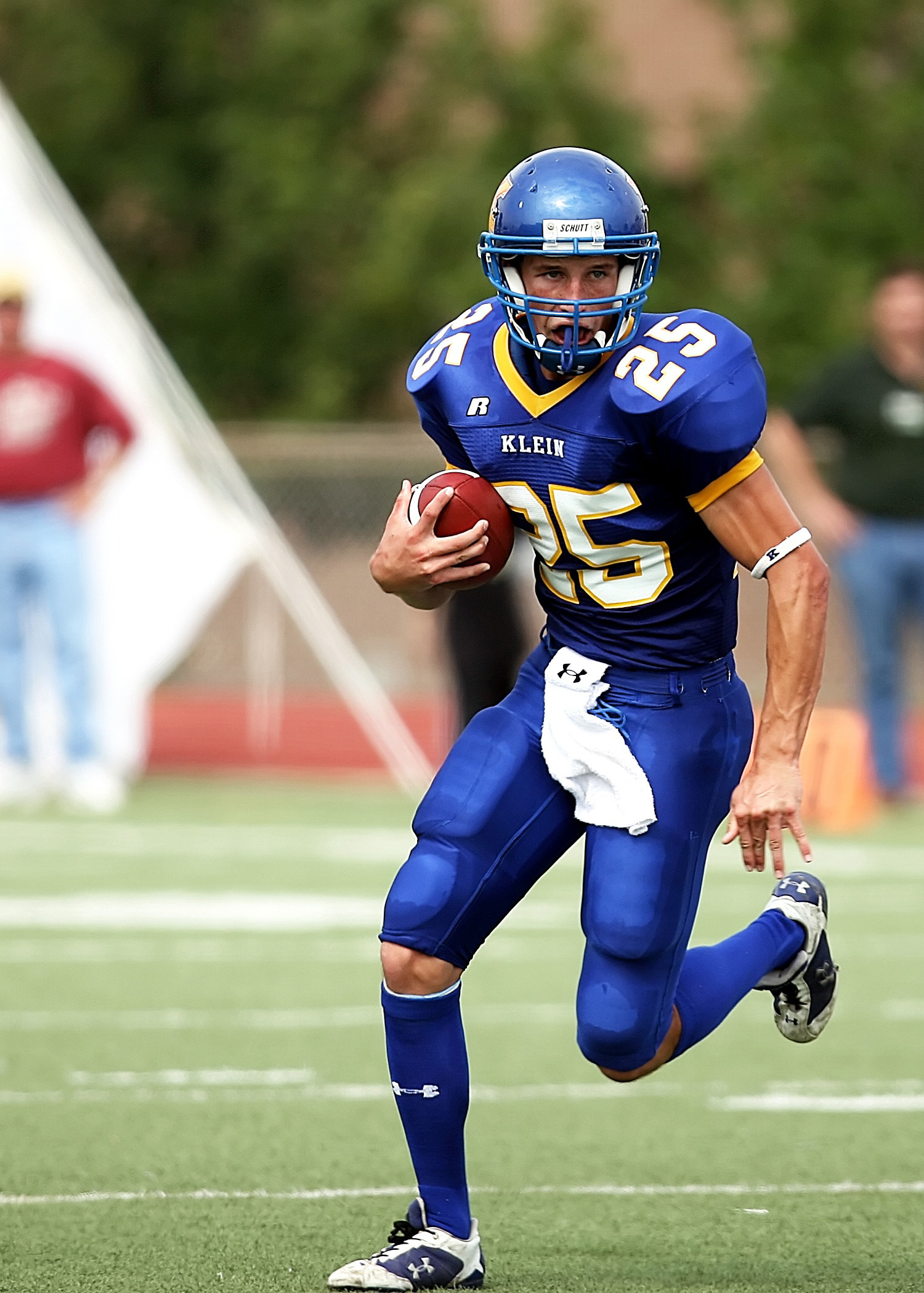 Player Running with football  image Free stock photo 