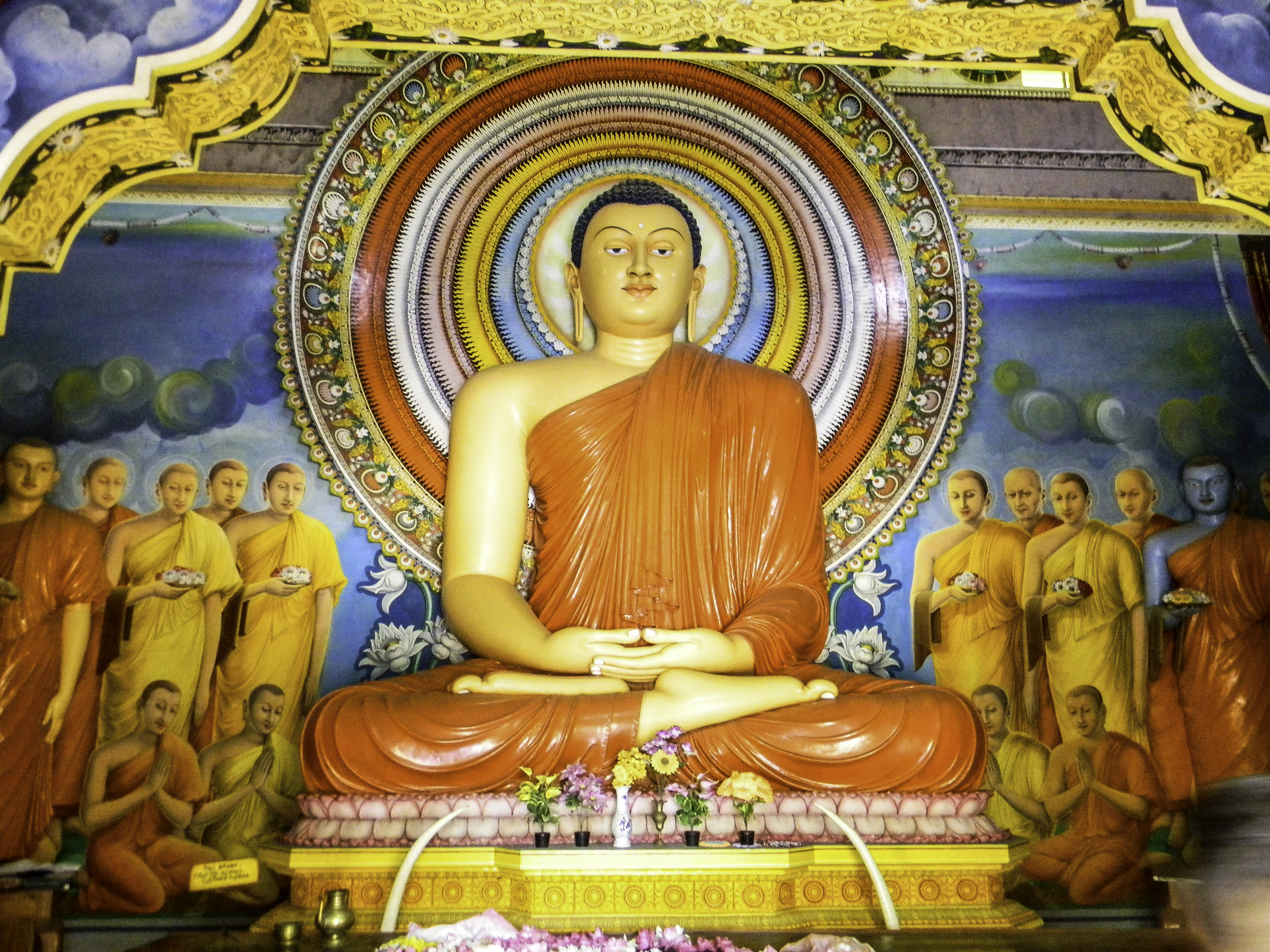 Будду игра. Тибетский Будда Шакьямуни. Буддизм Тхеравада /хинаяна Будда. Храм Будды Шакьямуни. Вихара Шри-Ланке буддизм храм.