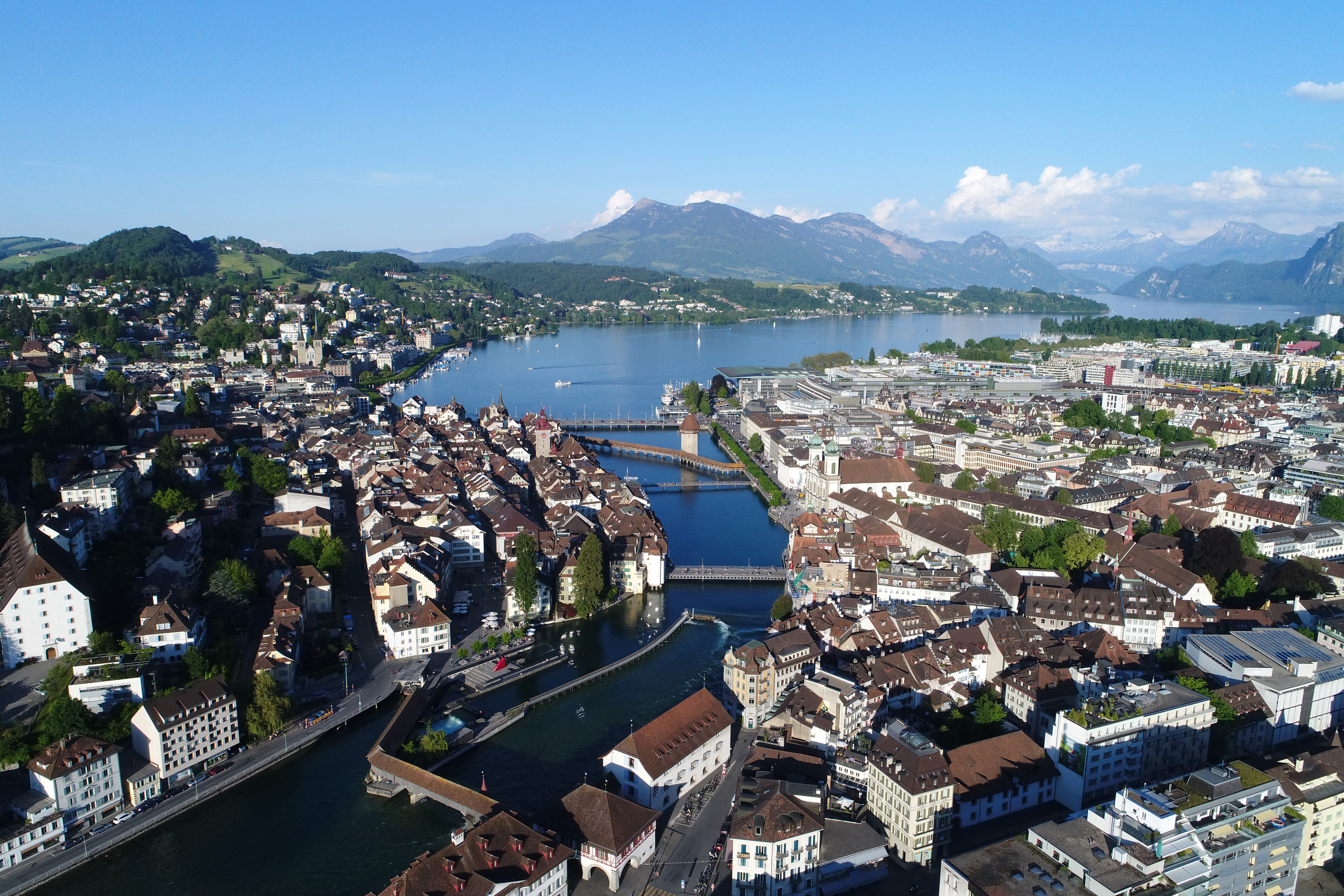 Features cities. Люцерн Швейцария. Люцерна Швейцария. Люцерн город в Швейцарии. Достопримечательности люцерна Швейцария.