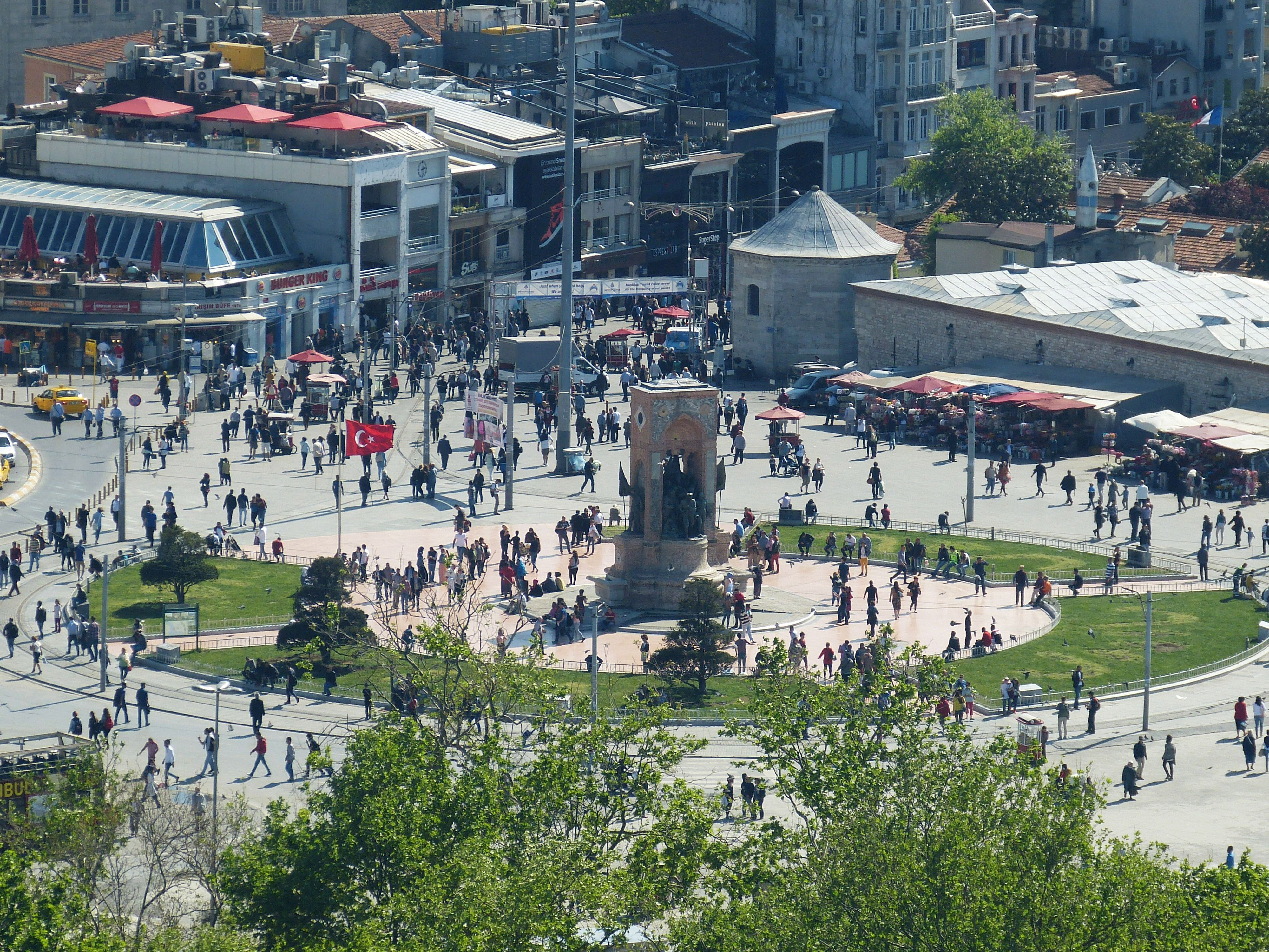 Таксимо район стамбула. Площадь Таксим в Стамбуле. Площадь Невшехир Таксим. Площадь Таксим в Стамбуле фото. Площадь Таксим Главная елка Стамбула.