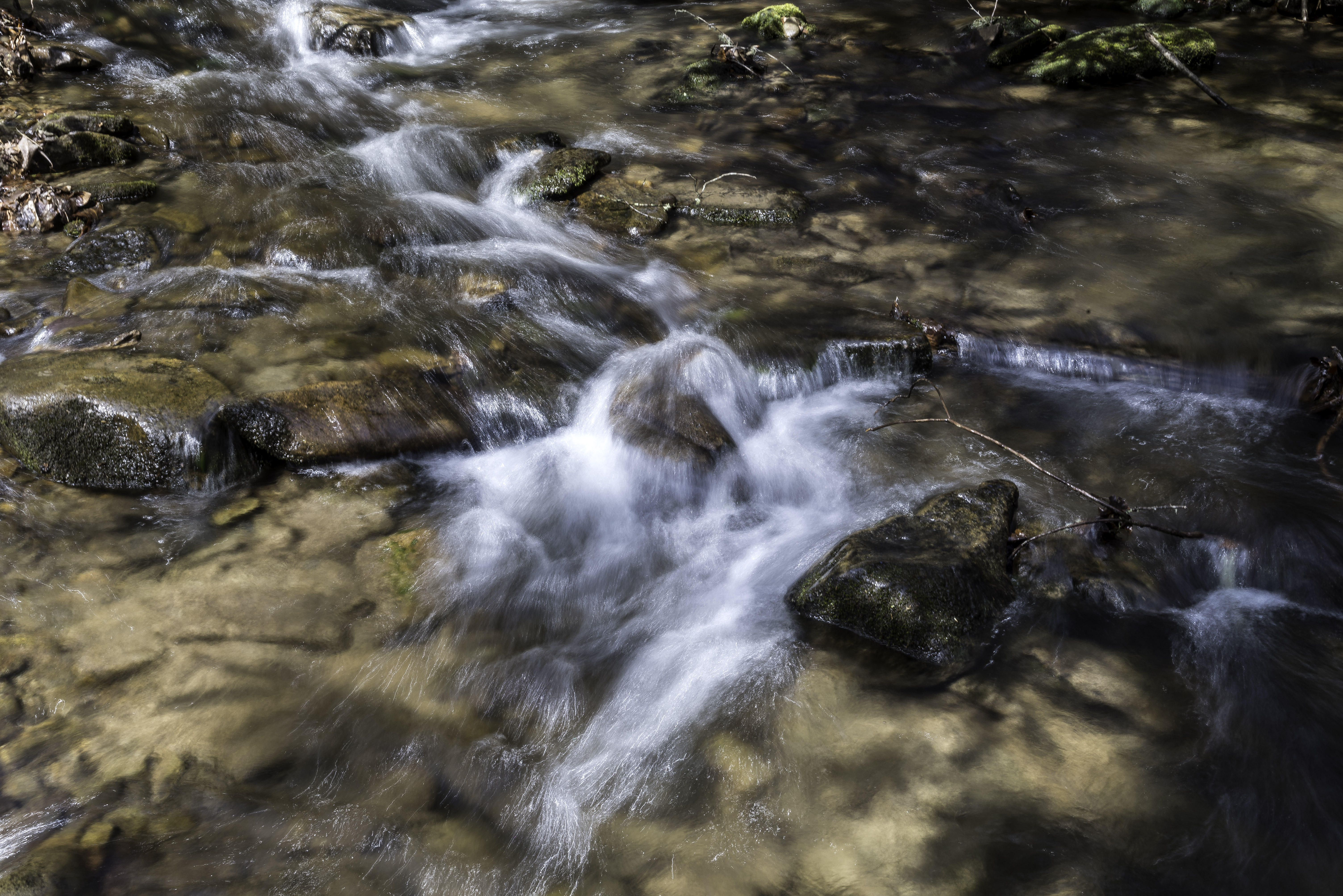 Плавный поток. Стремнина реки что это. Фото текущей воды в природе. Колд крик Северные каскады. Стремнина в горах.