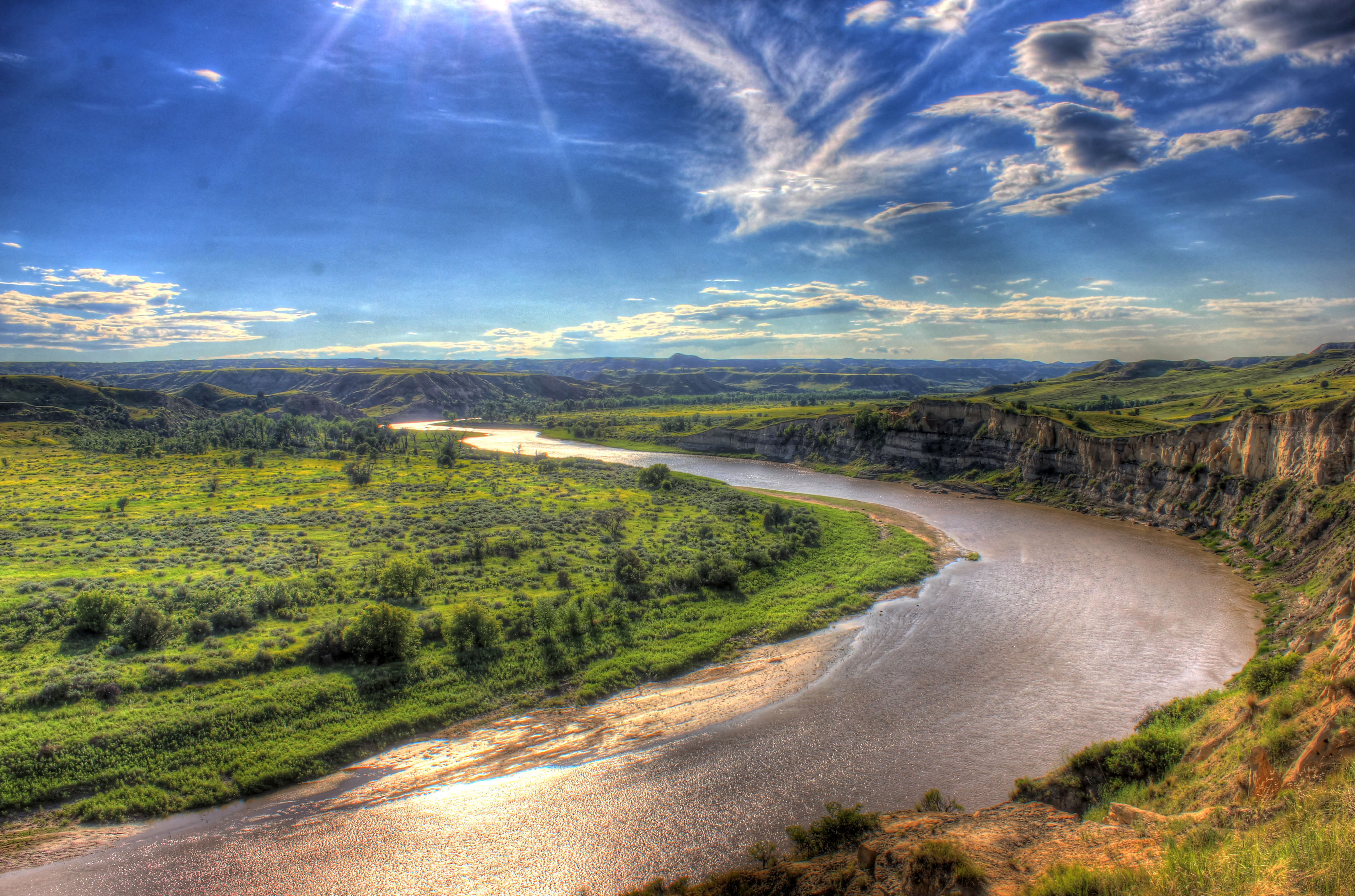 True river. Штат Северная Дакота природа. Миссури штат река. Река Миссури штат Монтана. Штат Миссури пейзажи.