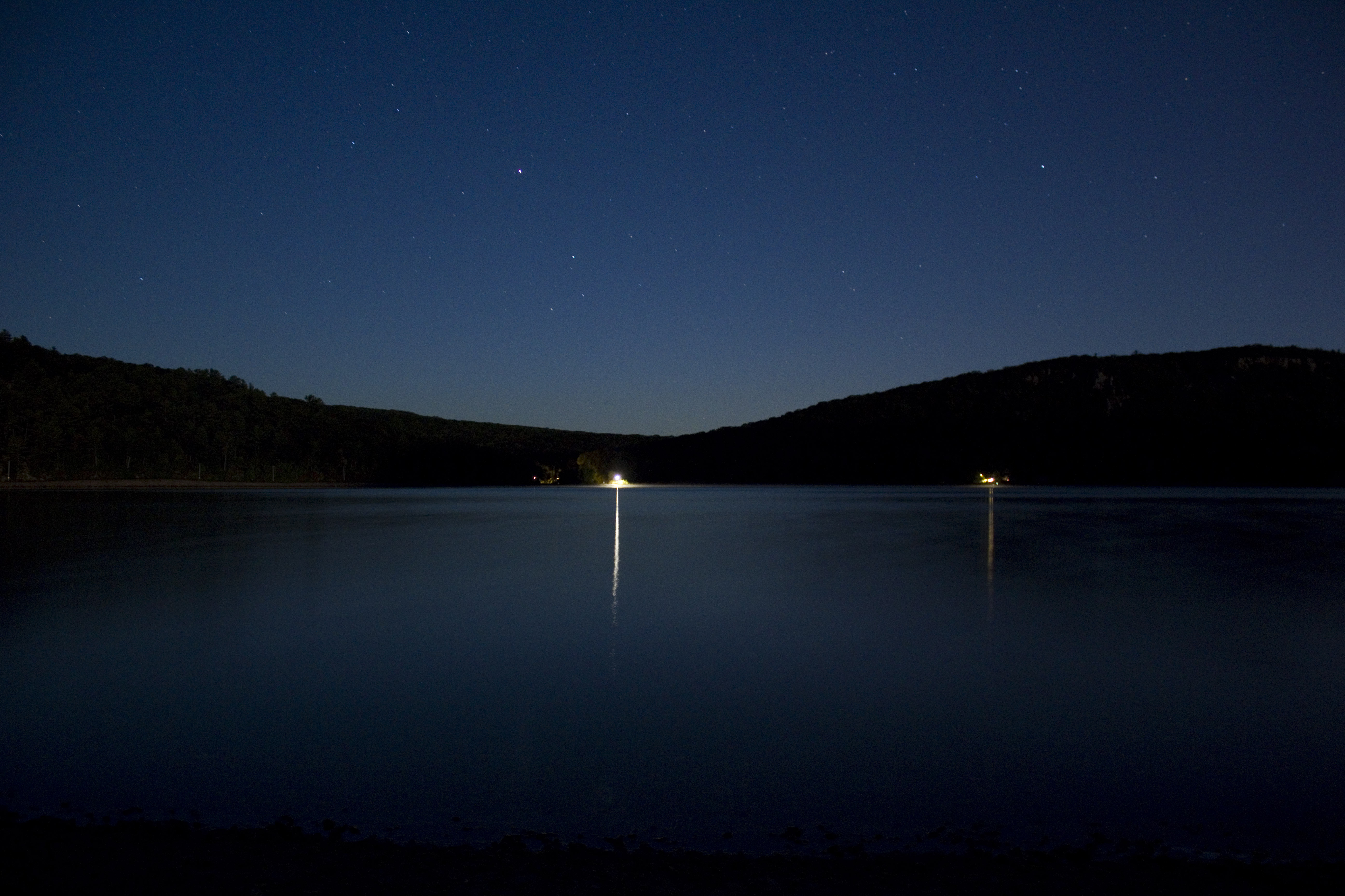 Night lake. Озеро ночью. Вид на ночное озеро. Ночной берег озера.
