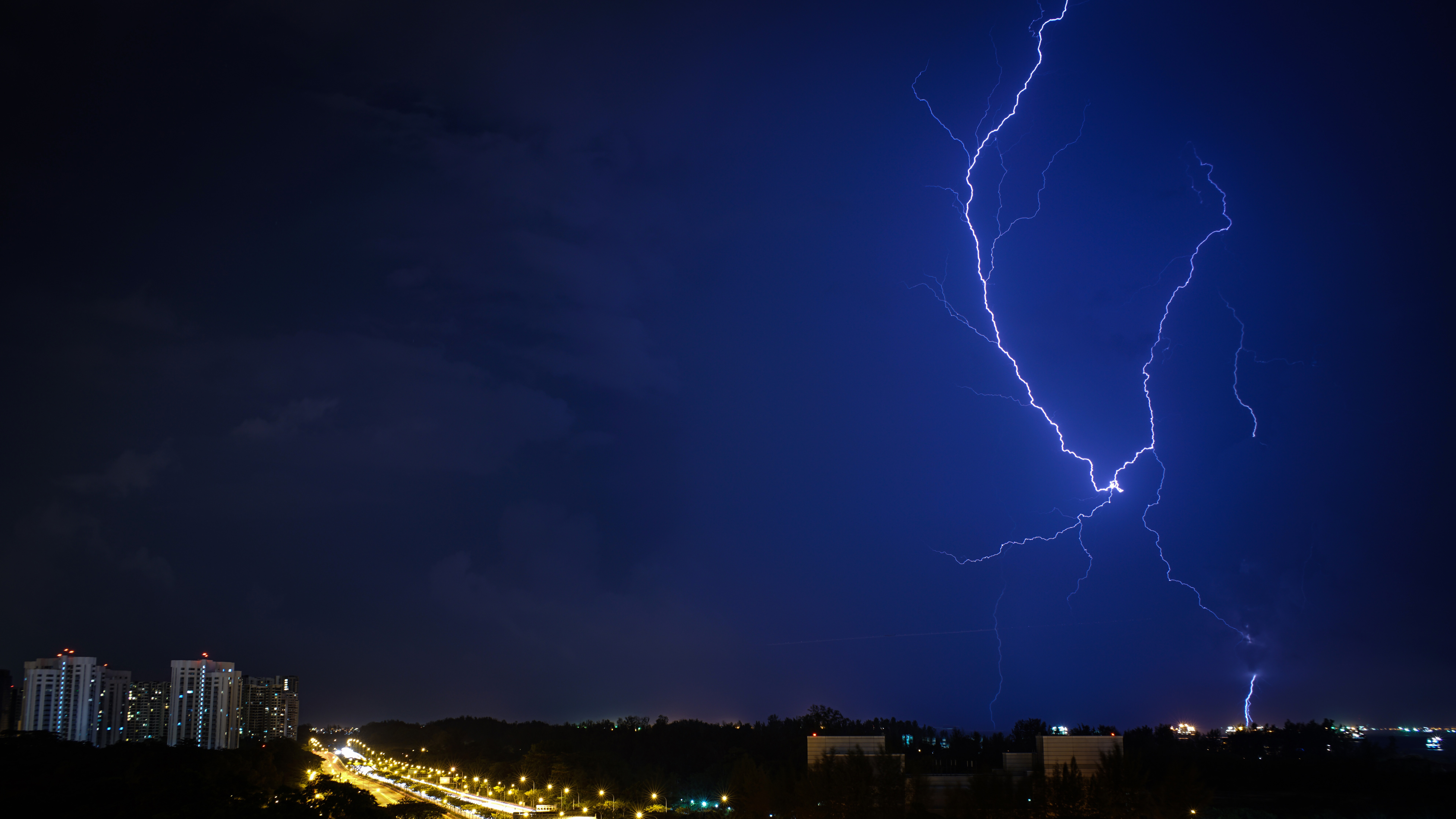 https://www.goodfreephotos.com/albums/weather/lightning-out-of-the-skies.jpg