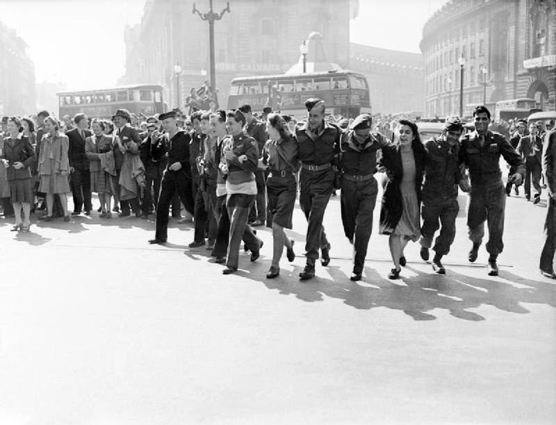 Civilians and service personnel in London celebrating V-J Day in ...