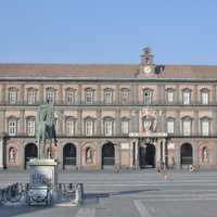 Facciata su piazza del Plebiscito