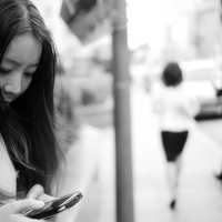 asian-women-texting-on-the-phone