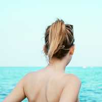 back-of-a-girl-at-the-beach