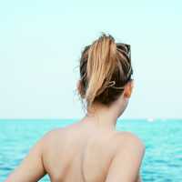 back-of-a-girl-at-the-beach