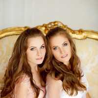 beautiful-twin-sisters