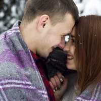 cute-couple-kissing-in-the-snow