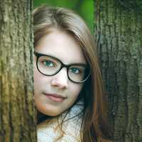 face-girl-with-glasses