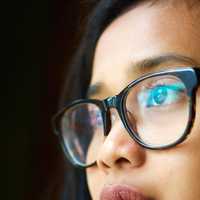 girl-face-in-glasses