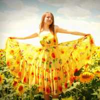 girl-in-sunflower-dress-and-sunflower-field