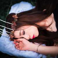 girl-sleeping-with-a-crown-leaves