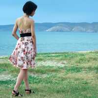 girl-walking-on-the-shore-in-backless-dress