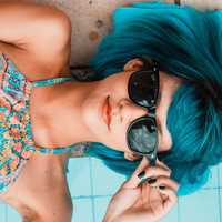girl-with-blue-hair-and-sunglasses