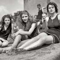 girls-sunbathing-black-and-white-1920s