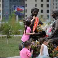 kids-playing-at-statues