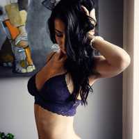 lingerie-model-in-purple-bra