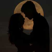 man-and-woman-silhouette-kissing-in-the-moon