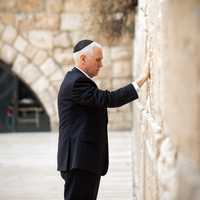 Mike Pence praying on the pray wall free image